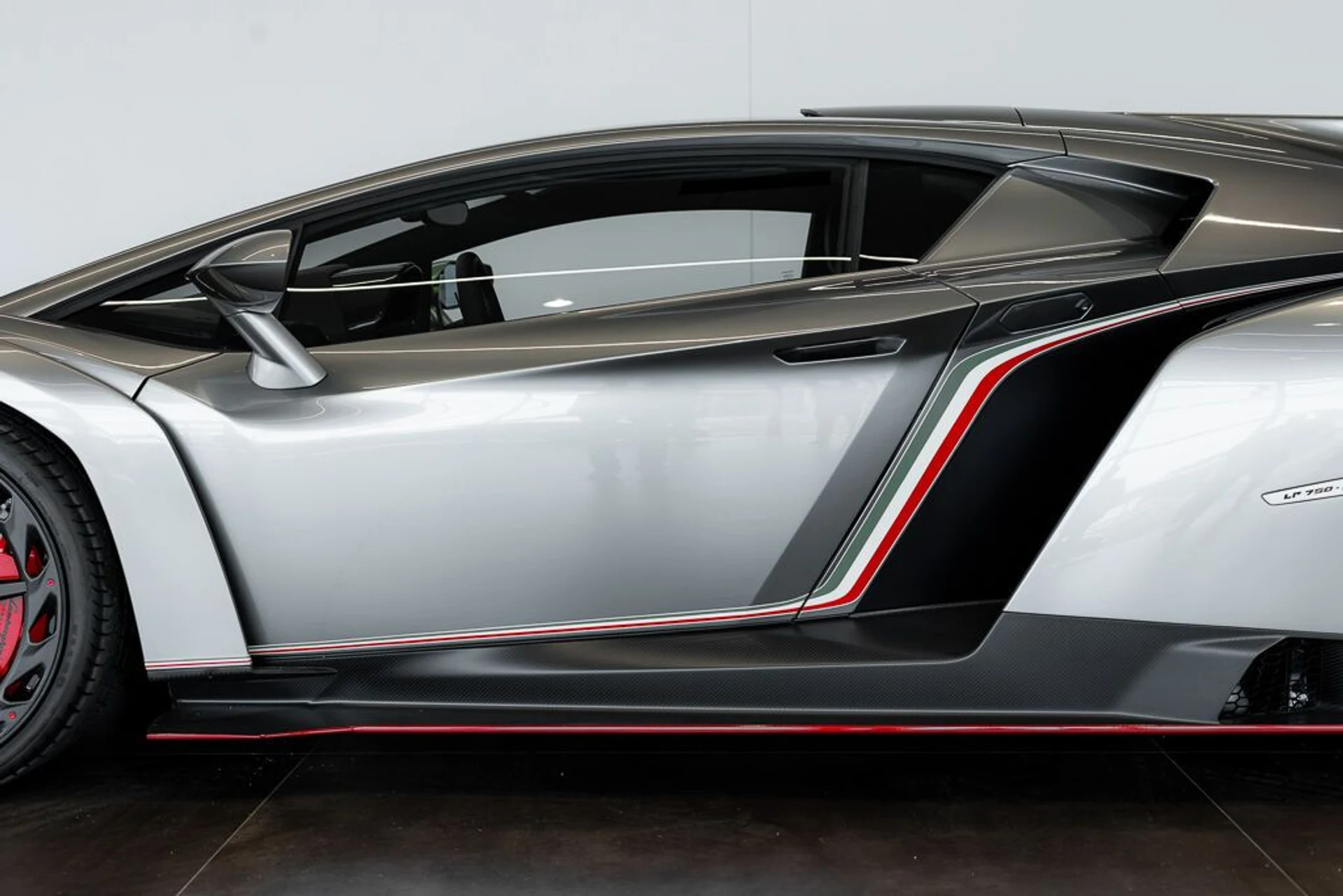 mph052_979497896_lamborghini_veneno_2014_jpg_v_1779988126_f010445903