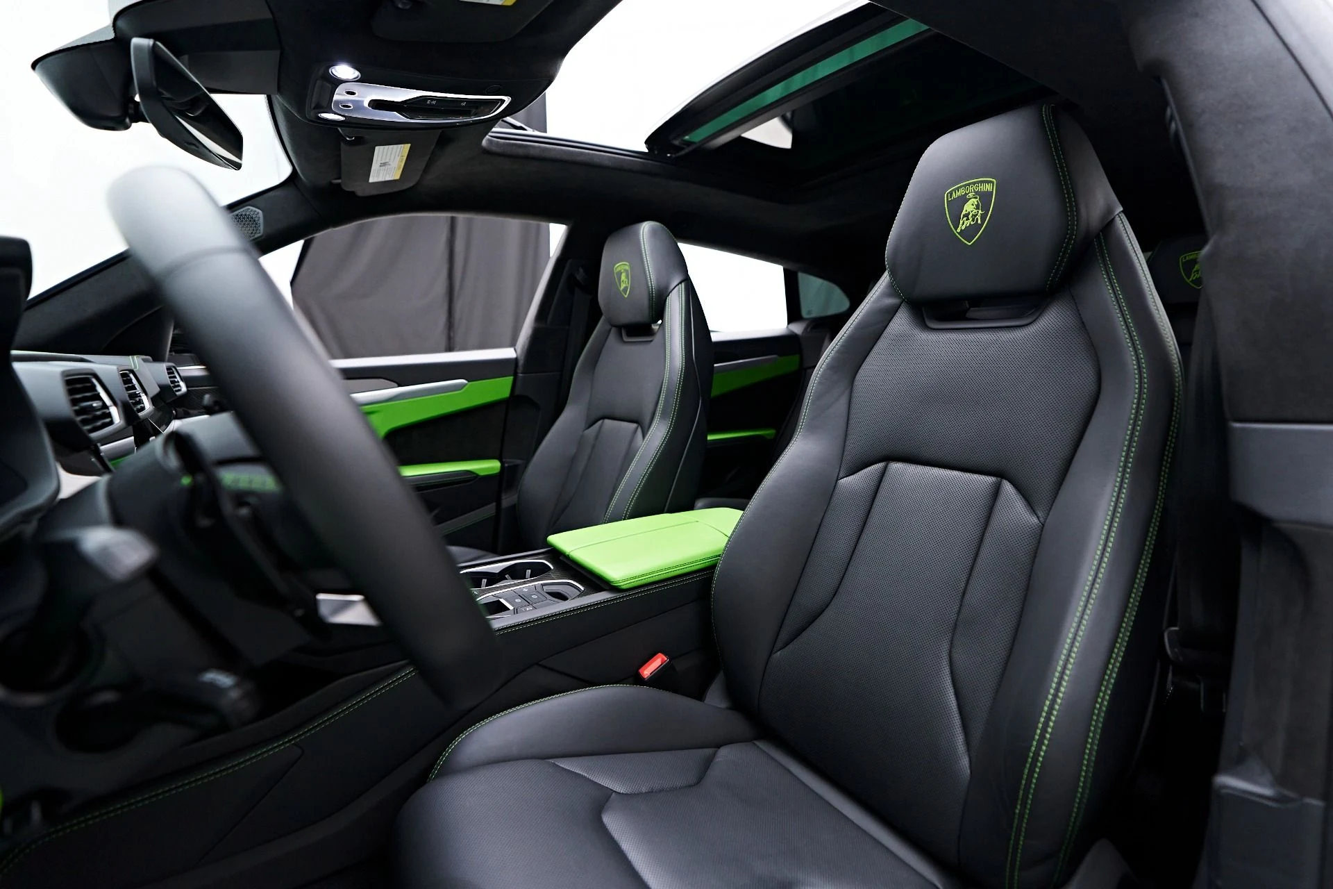 mph053_1051113553_Used_2022_Lamborghini_Urus_Base_1758404826_66229e2d9c