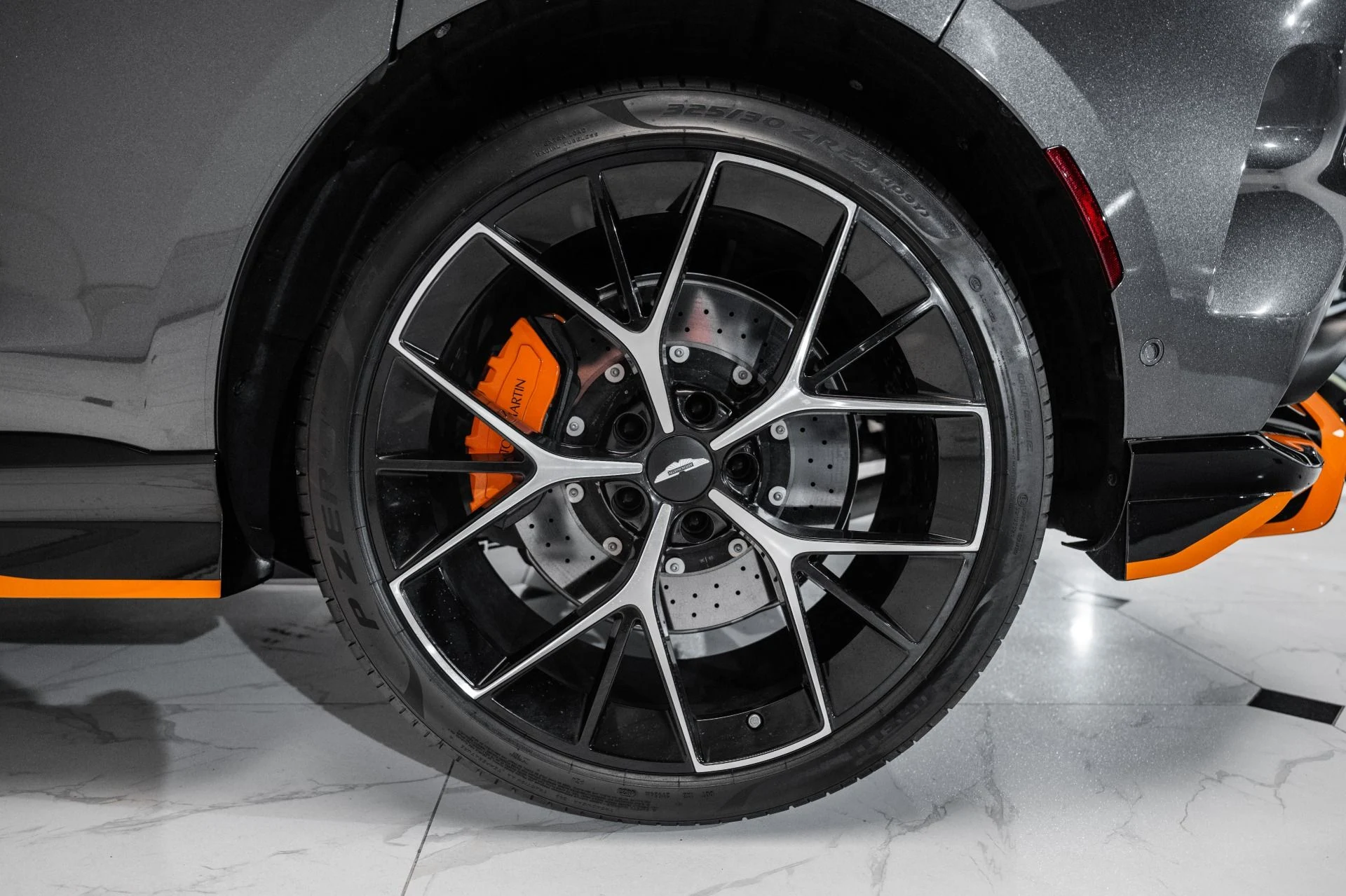 mph053_1067673432_Used_2025_Aston_Martin_DBX_707_1754709382_e382d2174f