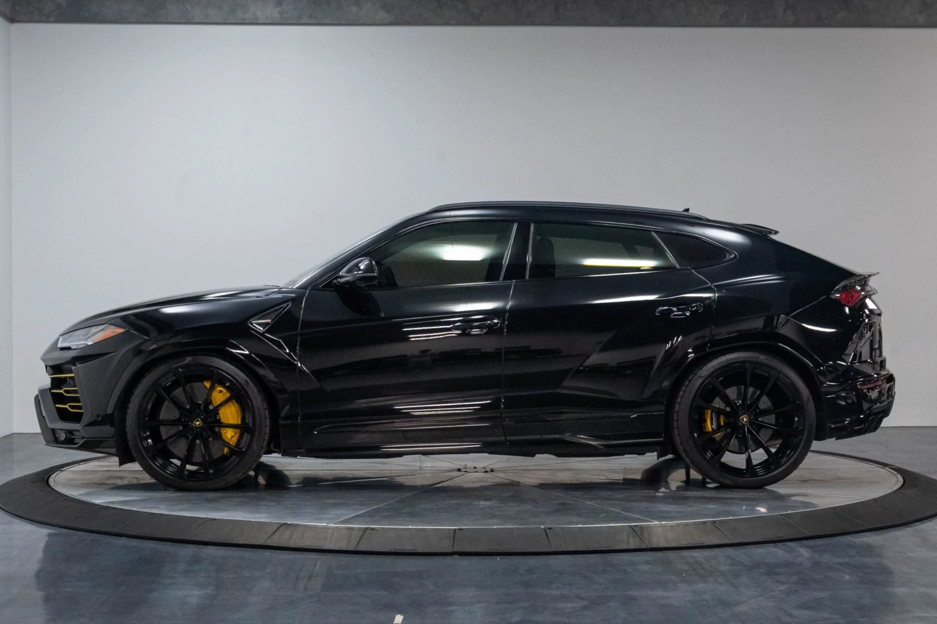 mph053_1078005745_Used_2019_Lamborghini_Urus_1786985122_87b3068574