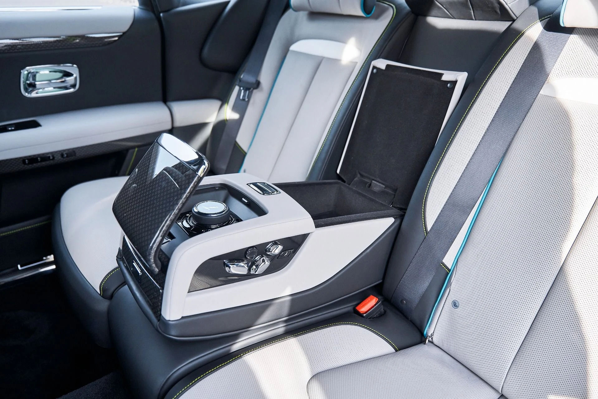 mph053_1093089283_Used_2025_Rolls_Royce_Ghost_Black_Badge_1769049550_e043f54864