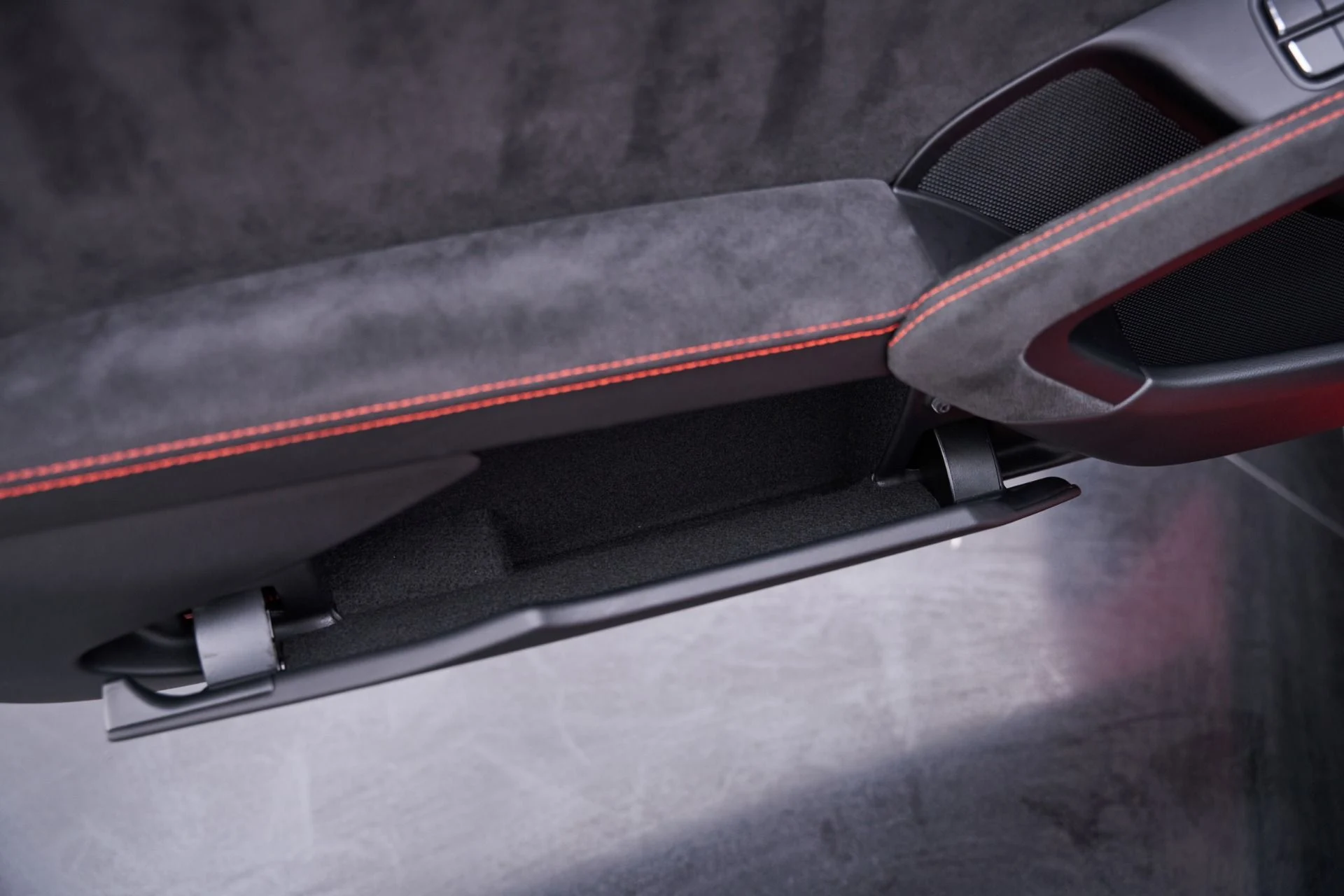 mph053_1116698611_Used_2018_Porsche_911_GT_2_RS_1792687222_5a5bff24b7