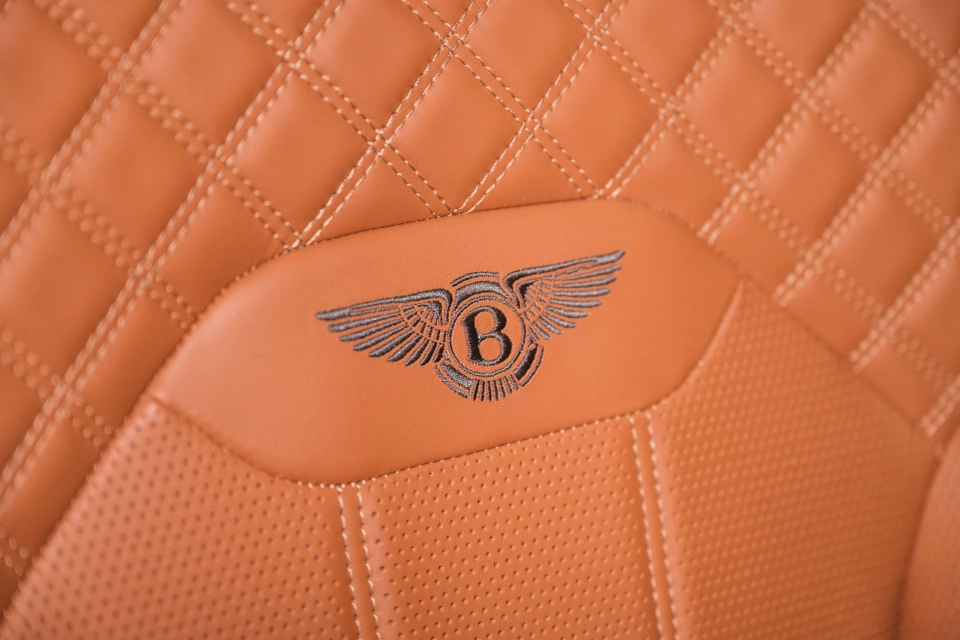 mph053_1145003018_Used_2022_Bentley_Bentayga_V8_1792247814_2f7b828150