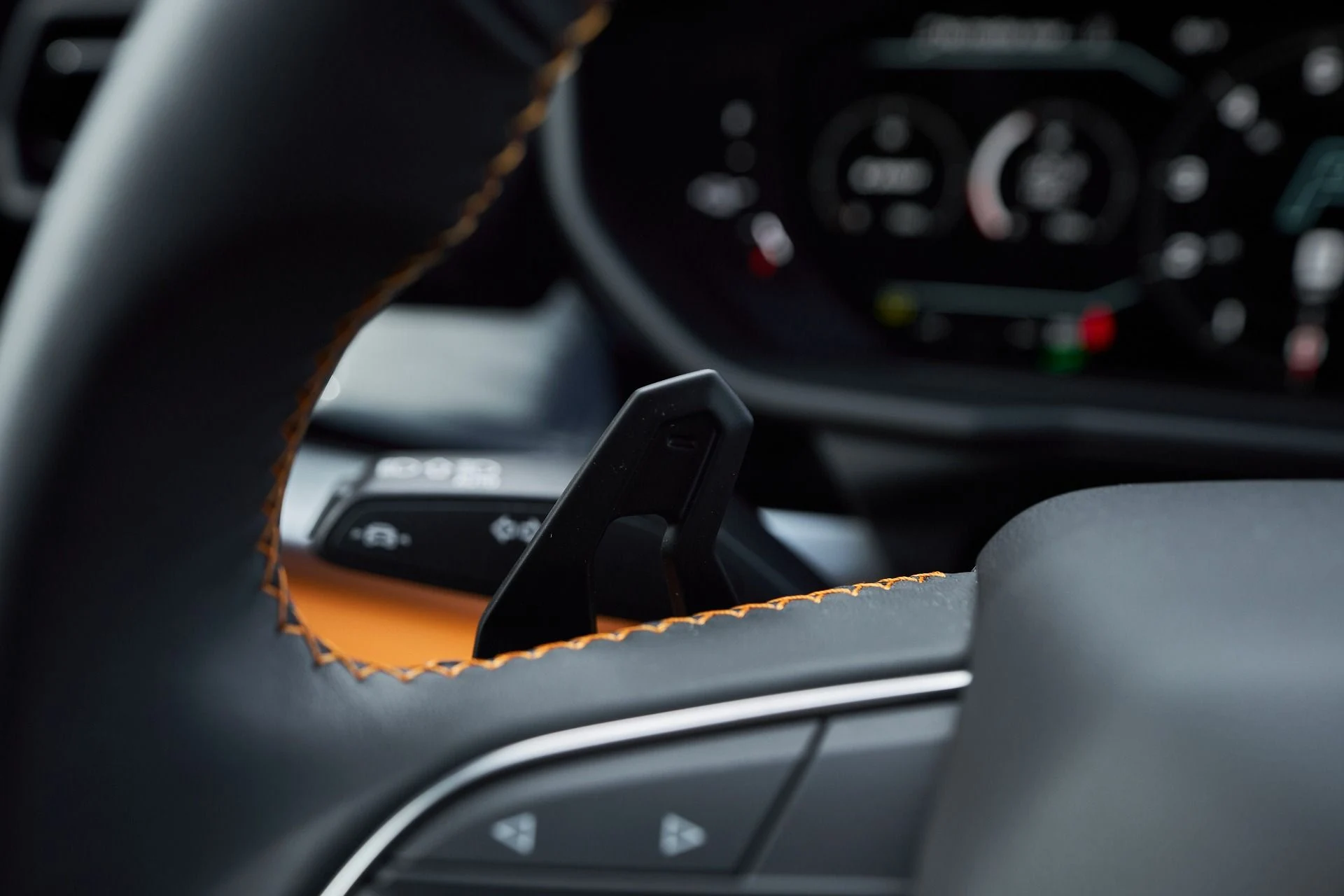 mph053_1177390616_Used_2025_Lamborghini_Urus_SE_1763677066_cb1b6f1edd