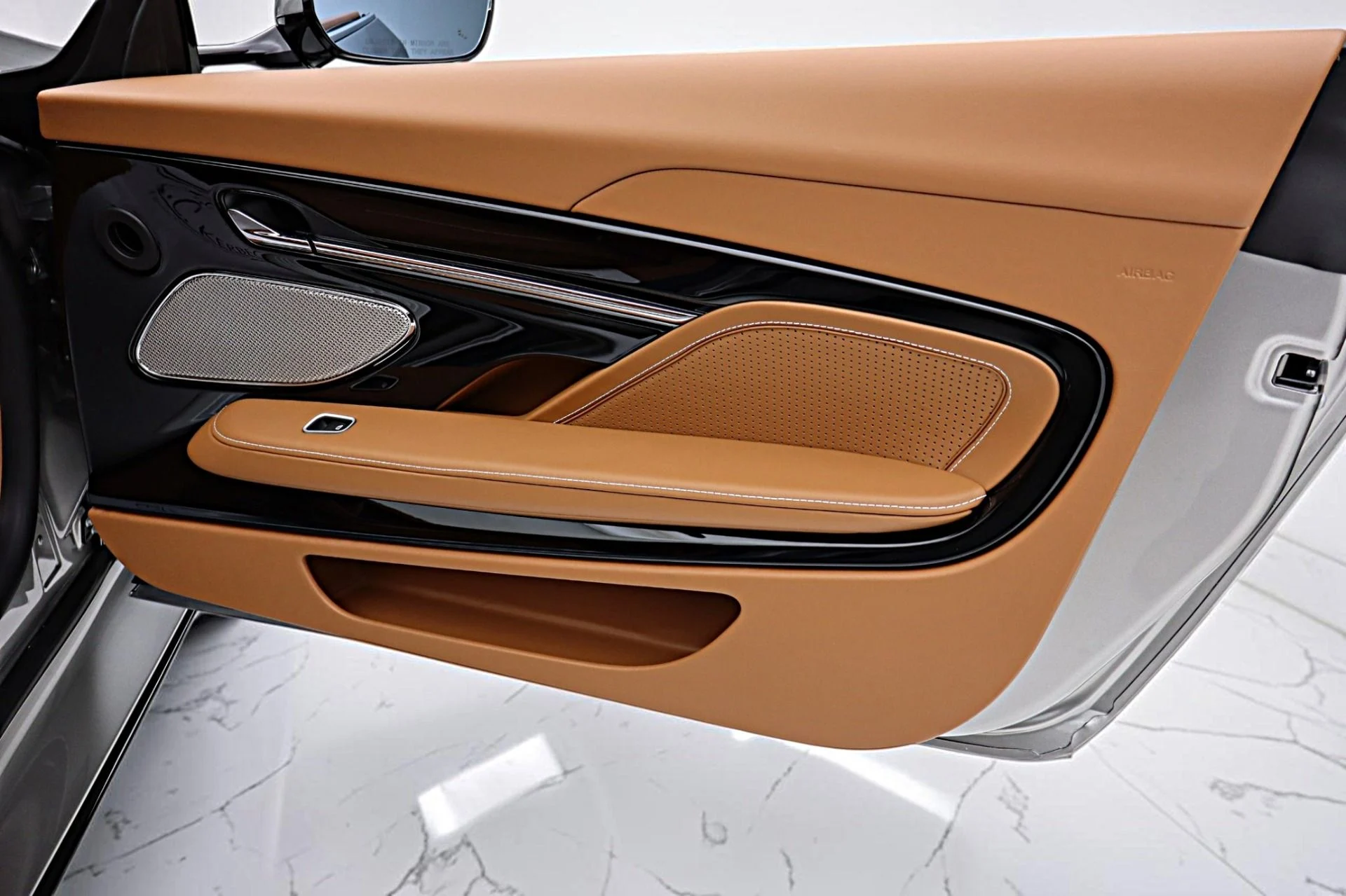 mph053_1181300624_New_2026_Aston_Martin_DB_12_S_Volante_6792b05033