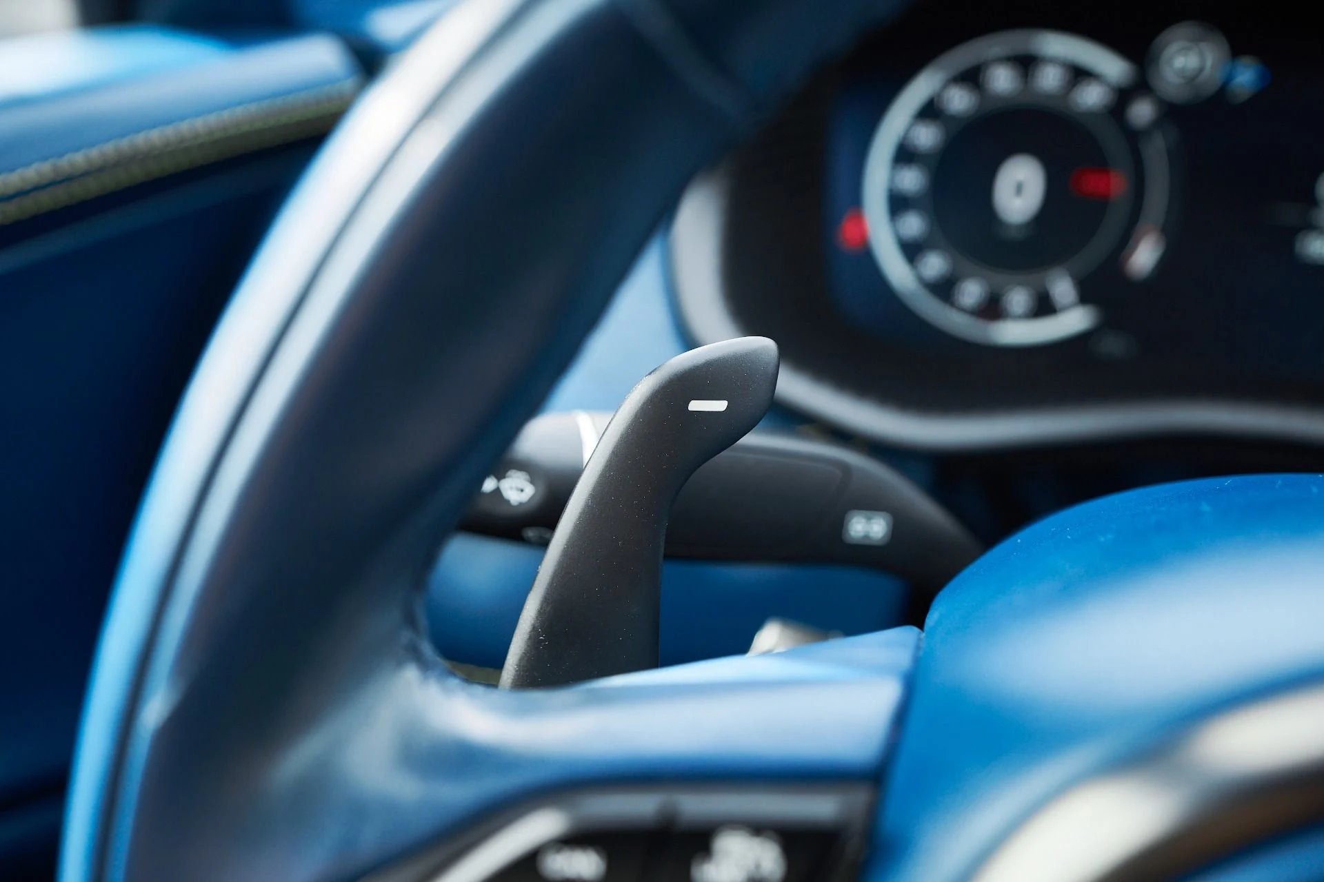 mph053_1322447254_Used_2023_Aston_Martin_DBX_707_1762900401_145dc7d23f