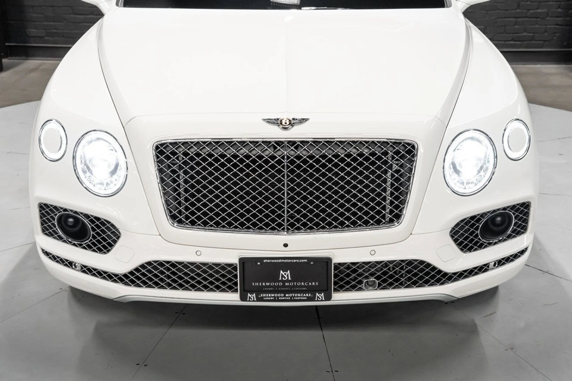 mph053_1413812303_bentley_bentayga_2019_002220f011