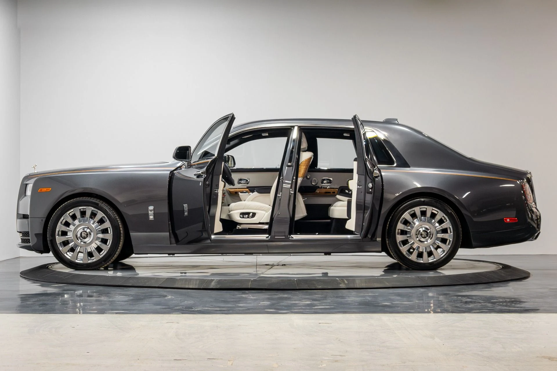 mph053_1493803228_Used_2019_Rolls_Royce_Phantom_1770350910_2d84ea22c5