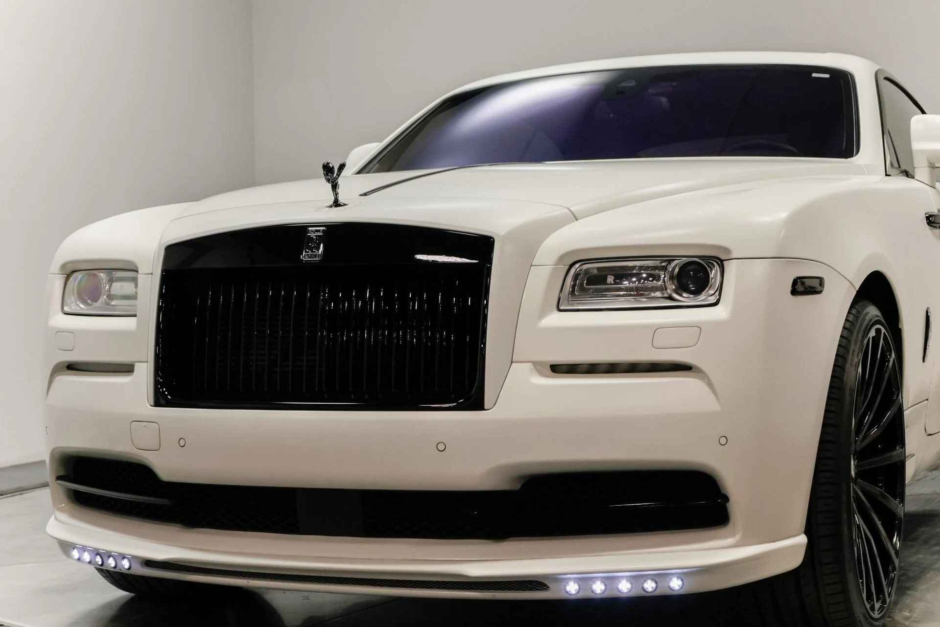 mph053_1546546224_Used_2014_Rolls_Royce_Wraith_1761229895_be6100524e