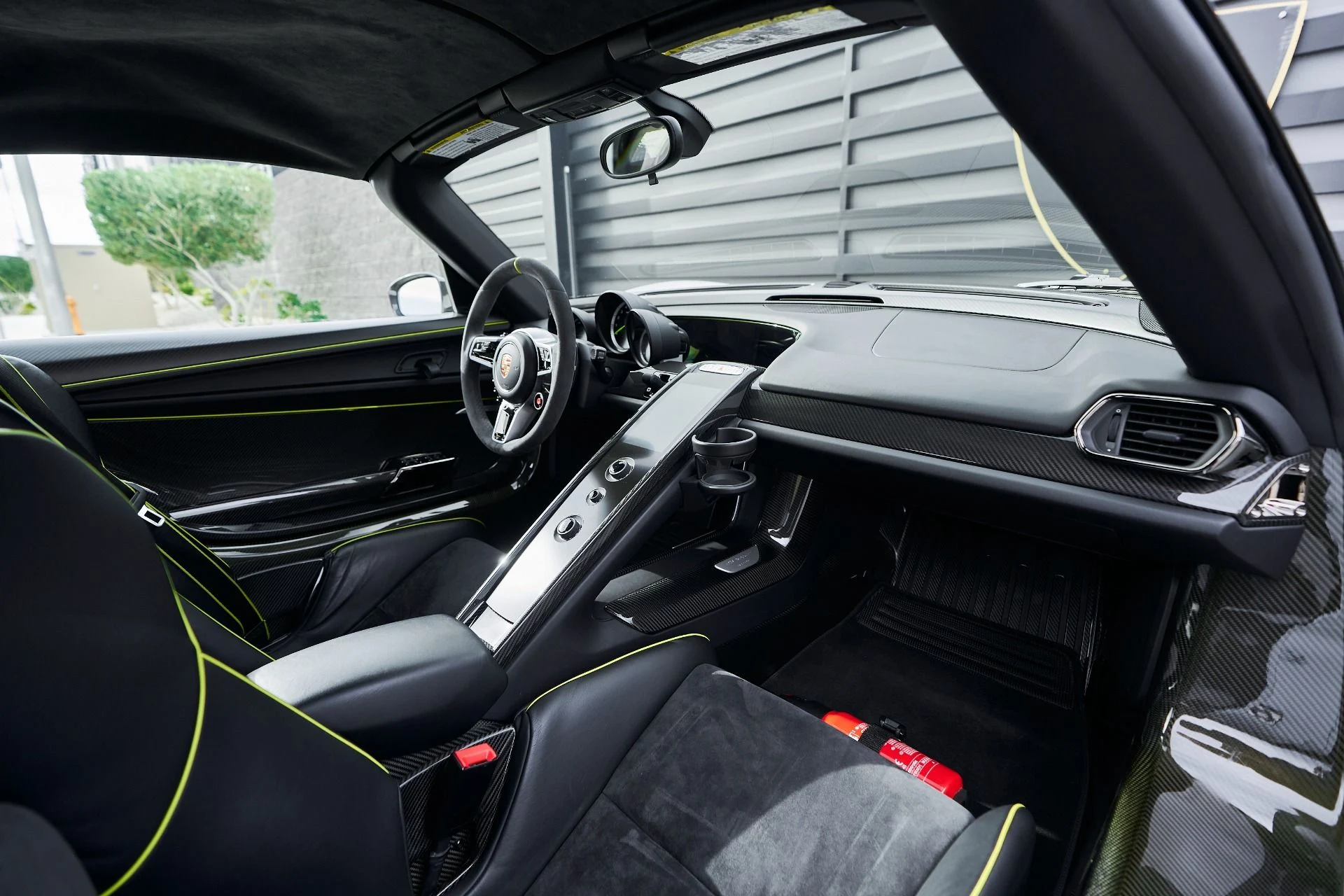 mph053_1564215958_Used_2015_Porsche_918_Spyder_w_Weissach_Package_1764874366_c6abbb04be