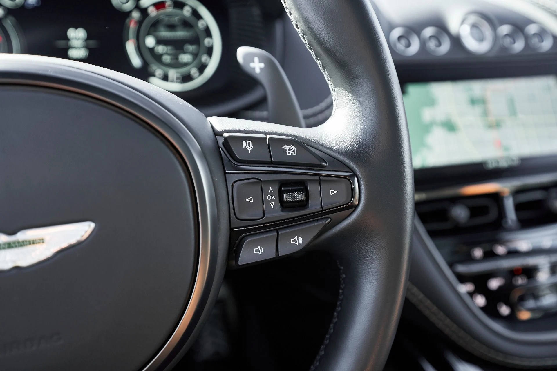 mph053_1642910159_Used_2023_Aston_Martin_DBX_707_1759982398_35a1086a0d