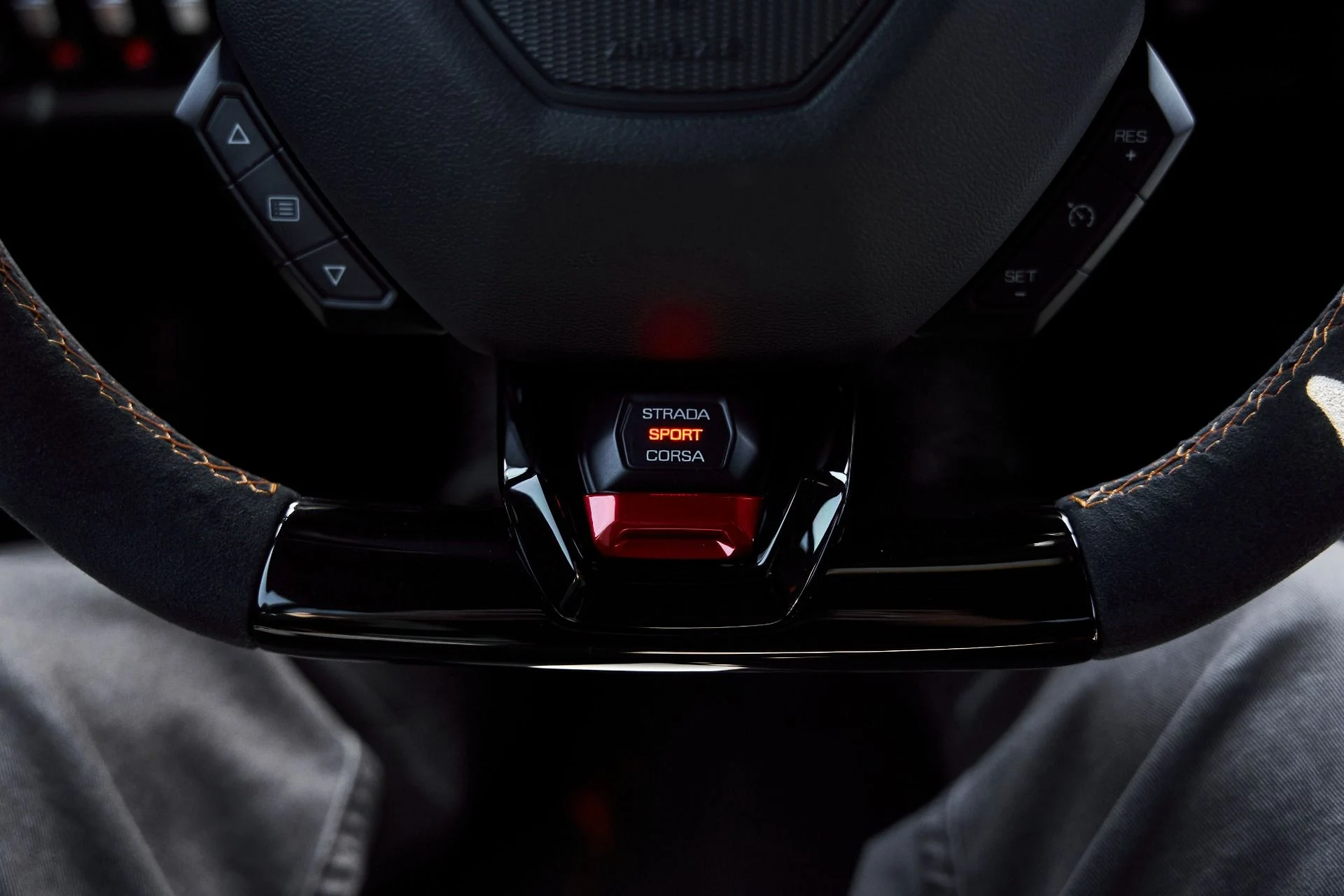 mph053_1731720402_Used_2020_Lamborghini_Huracan_EVO_Base_1777394861_98c029a38b