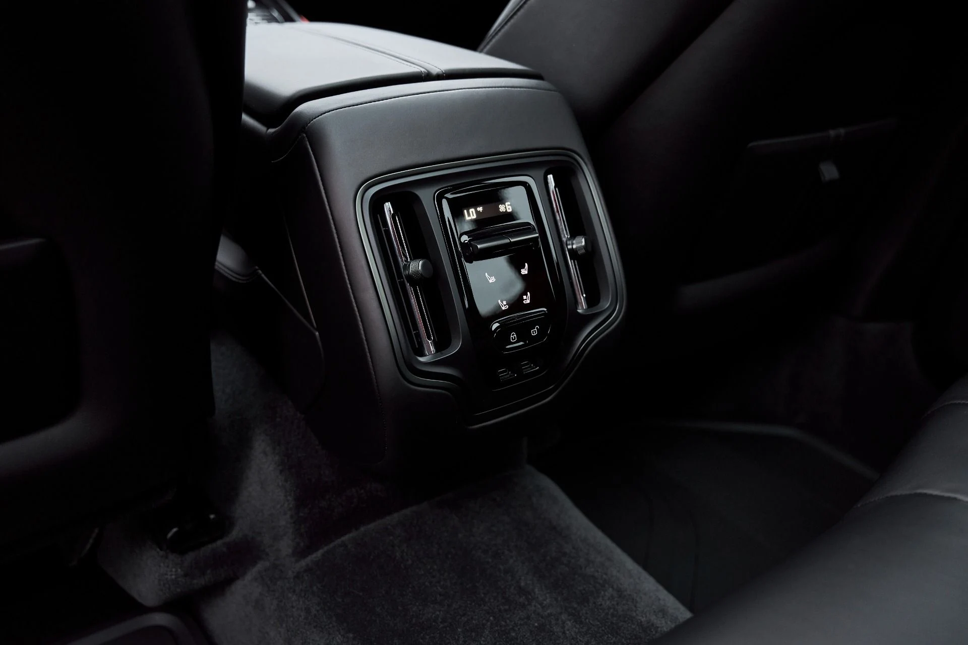 mph053_1737764924_Used_2025_Aston_Martin_DBX_707_1766785387_87b6b915aa