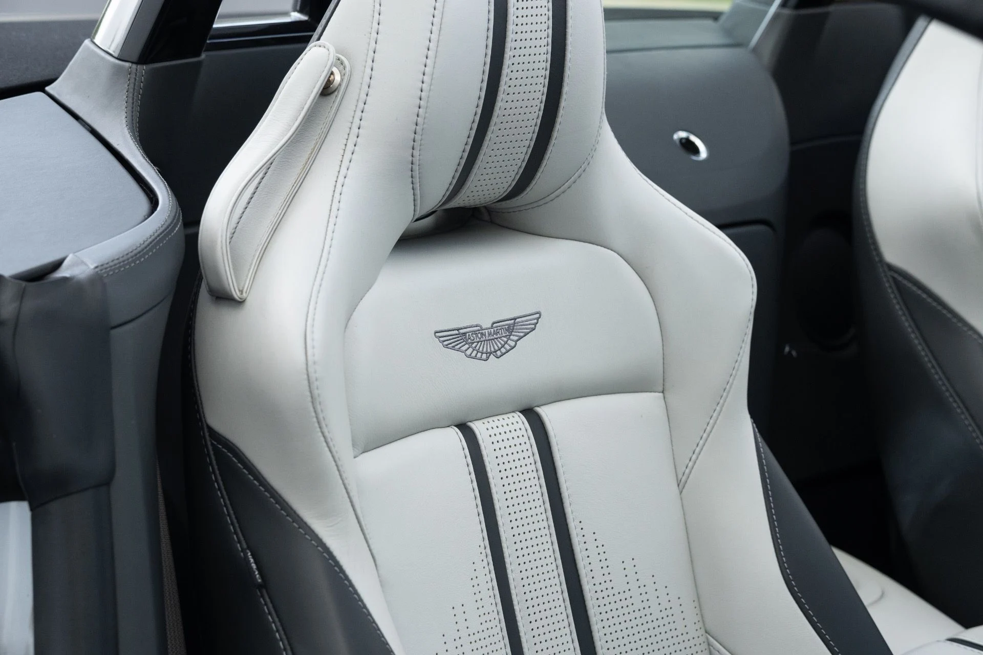 mph053_1804682300_Used_2023_Aston_Martin_Vantage_V8_1773336980_a2c0e6eefb