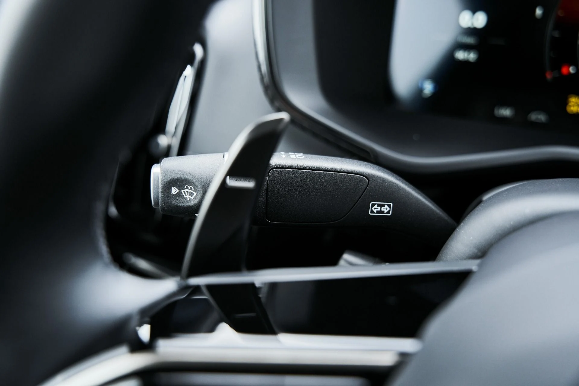 mph053_1825059783_Used_2025_Aston_Martin_DBX_707_1775008024_e5b881945c