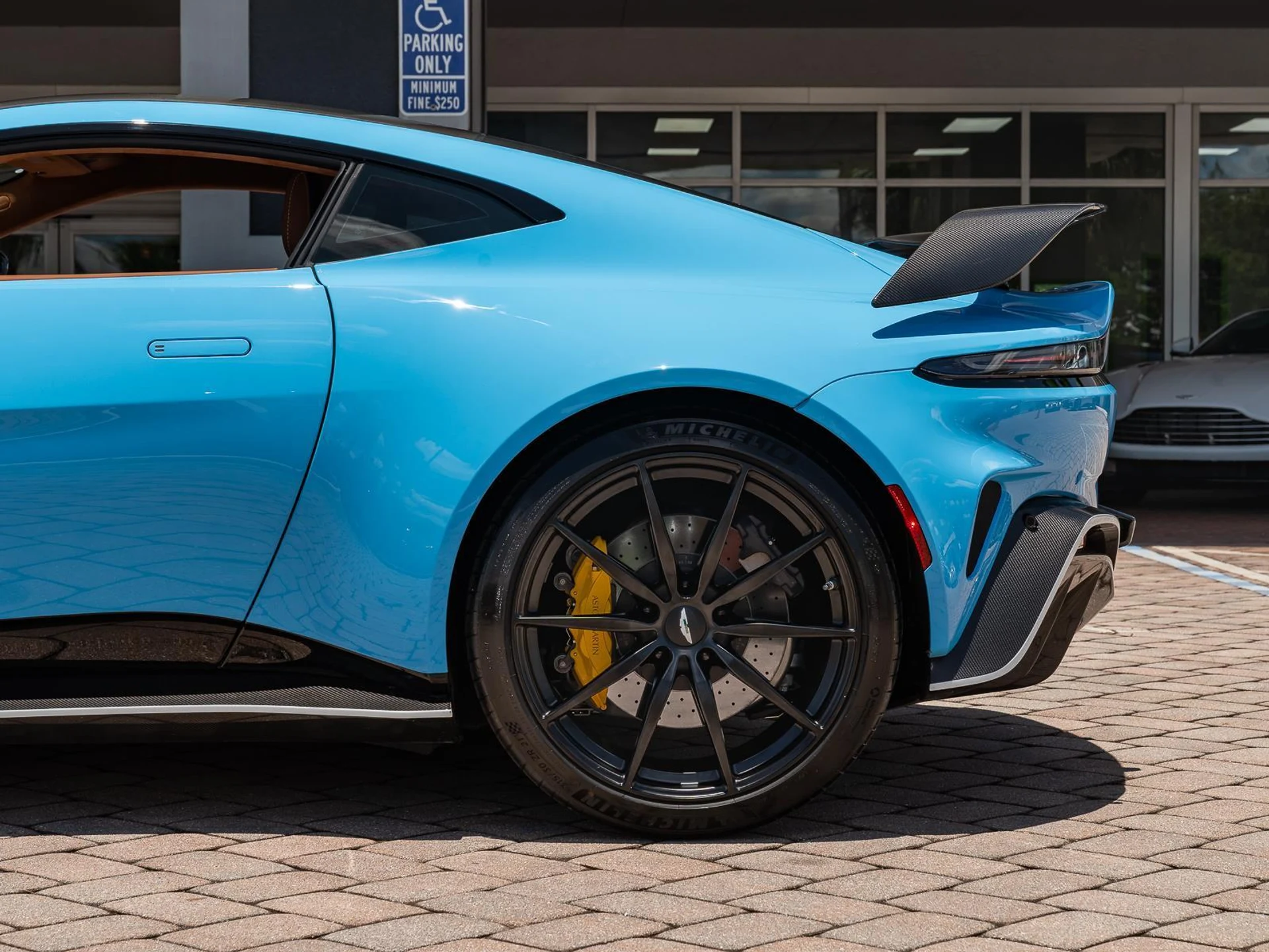 mph053_1874262338_Used_2023_Aston_Martin_Vantage_V12_1780952632_4e5ea253c9