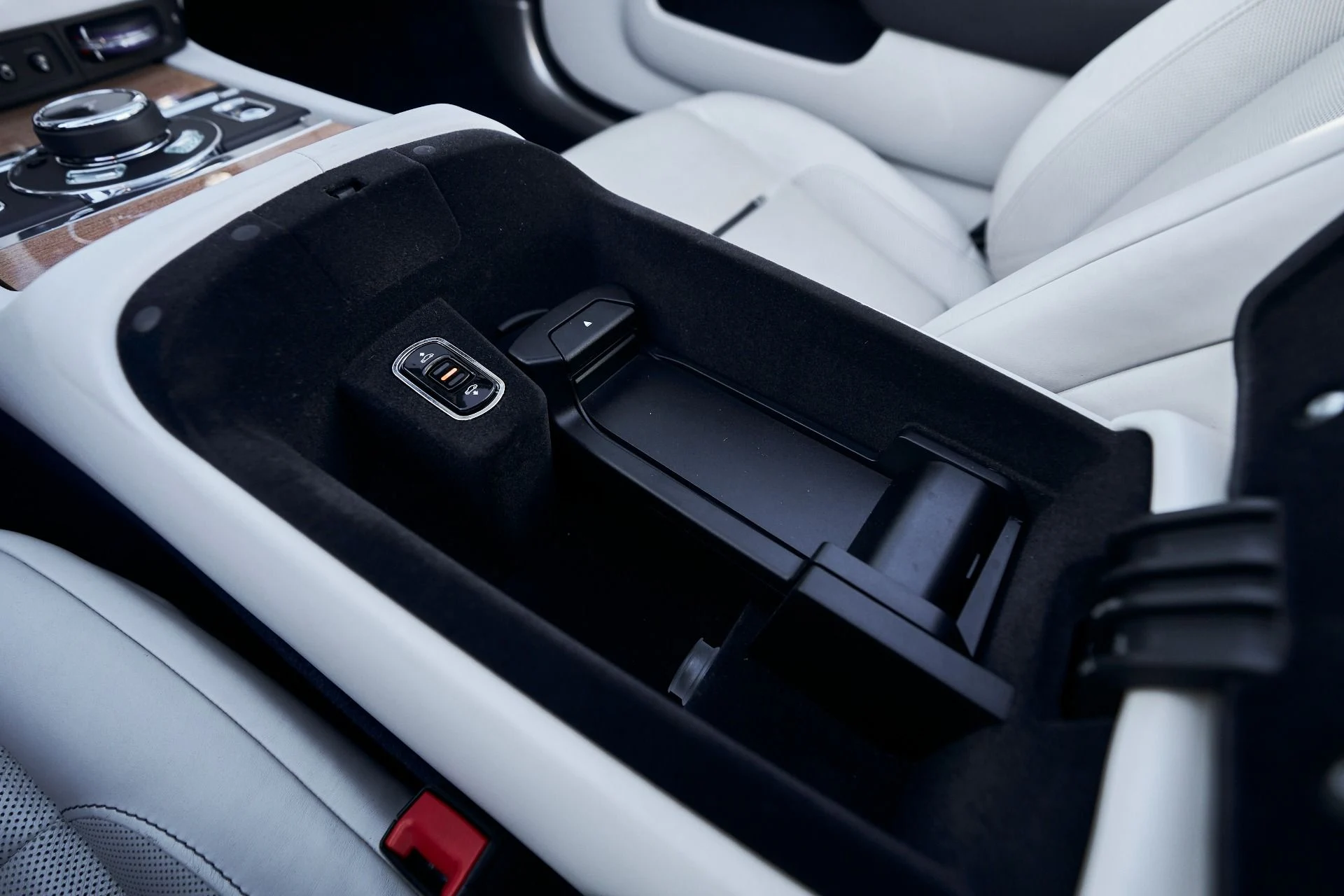 mph053_1876667767_Used_2018_Rolls_Royce_Dawn_1764124436_5d91205f22