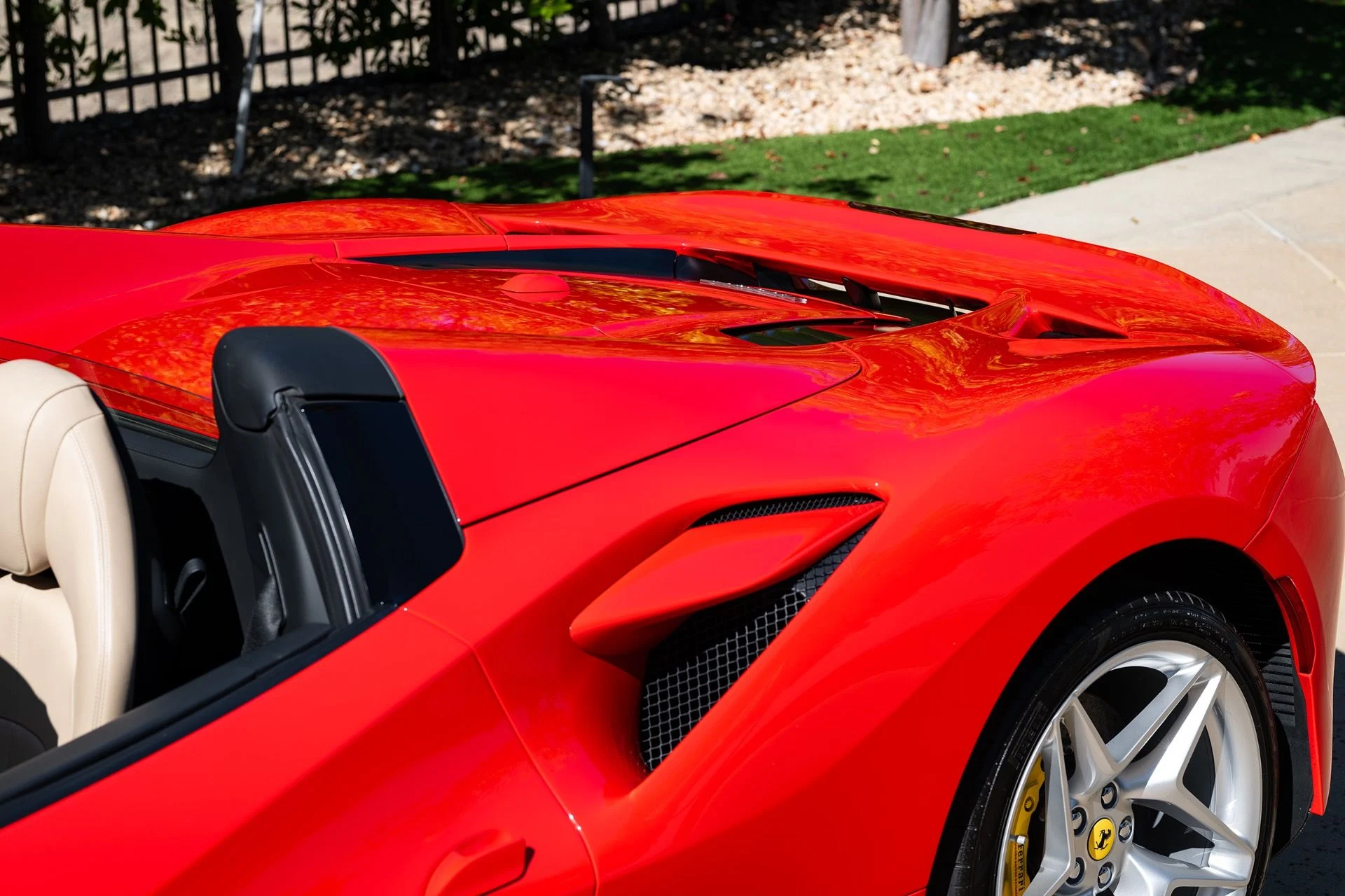 mph053_1905479035_Used_2022_Ferrari_F8_Spider_1791574017_3a3fb87540