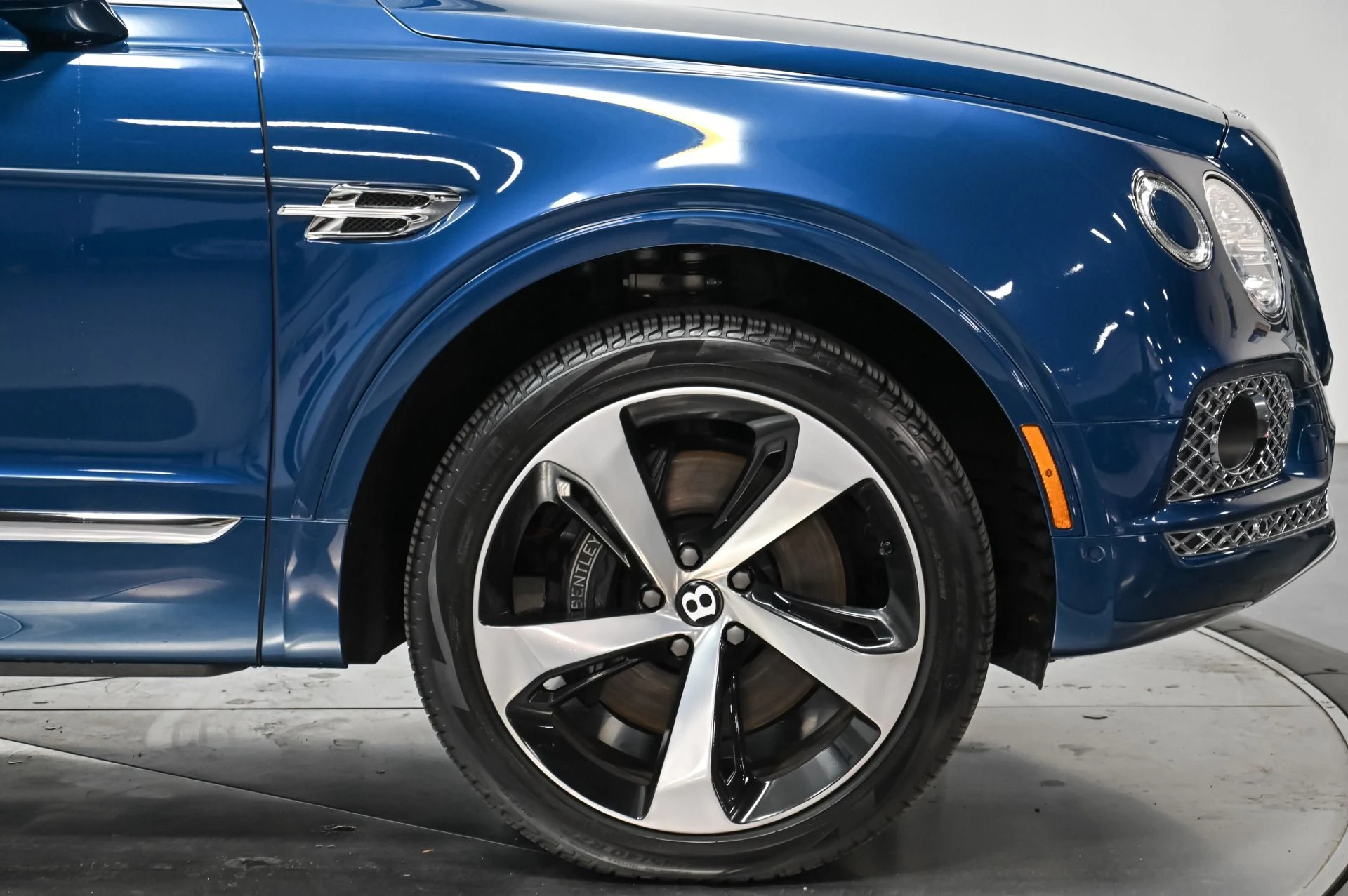 mph053_1913724738_Used_2018_Bentley_Bentayga_W12_1758835107_9bf88fdf6a