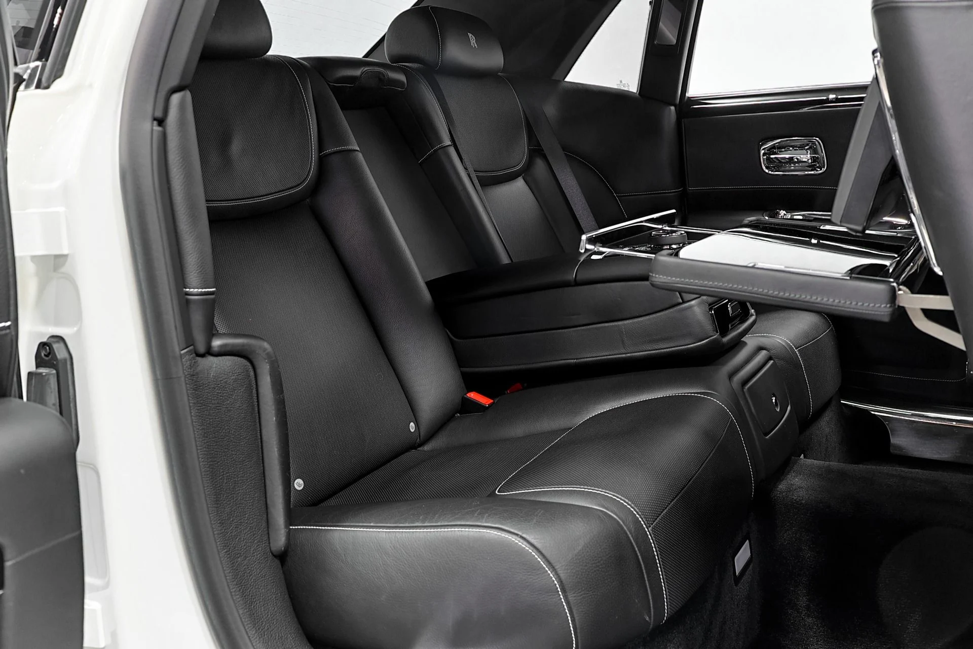 mph053_2045779804_Used_2016_Rolls_Royce_Ghost_Base_1761576592_117ad02869