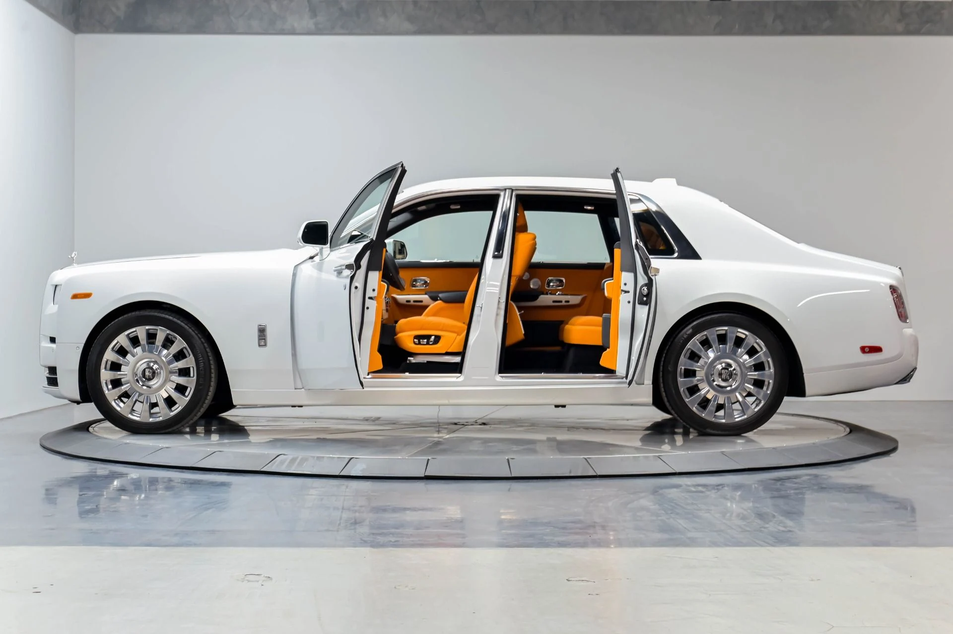 mph053_2157156244_Used_2022_Rolls_Royce_Phantom_1778542434_142282fdcf