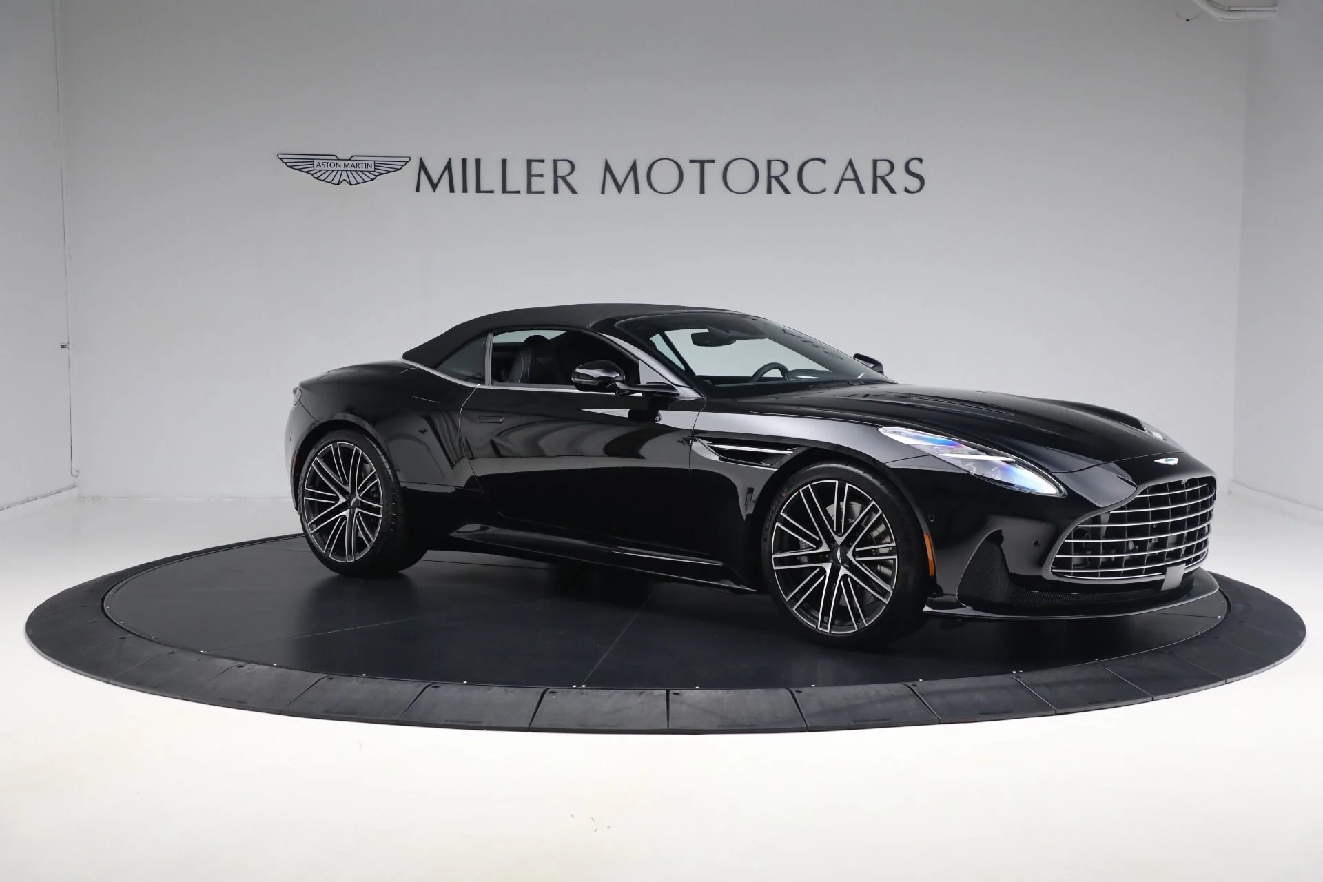 mph053_2176972501_New_2025_Aston_Martin_DB_12_Volante_2e73a030ff