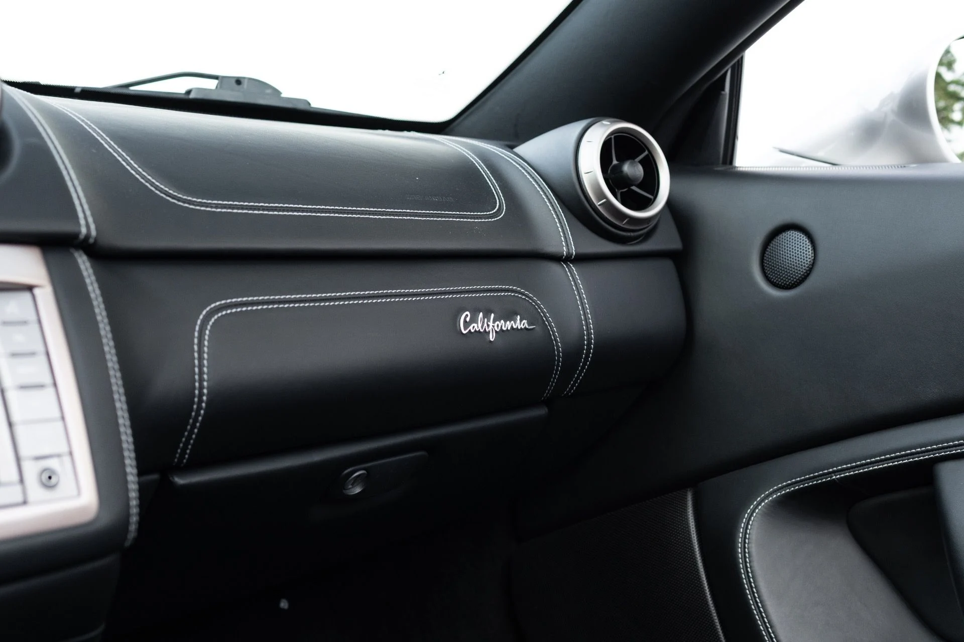 mph053_2197001135_Used_2014_Ferrari_California_1774924910_c1bbfeb717