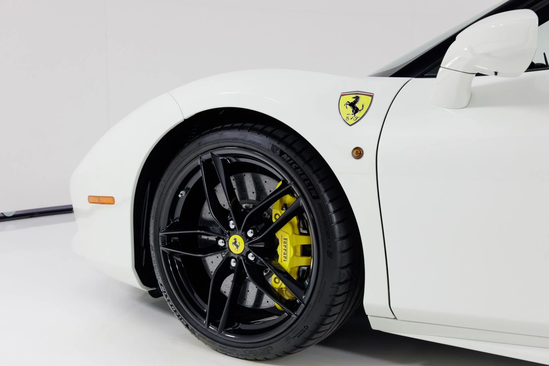 mph053_2289136486_Used_2018_Ferrari_488_Spider_1768934446_9f94e91b9d