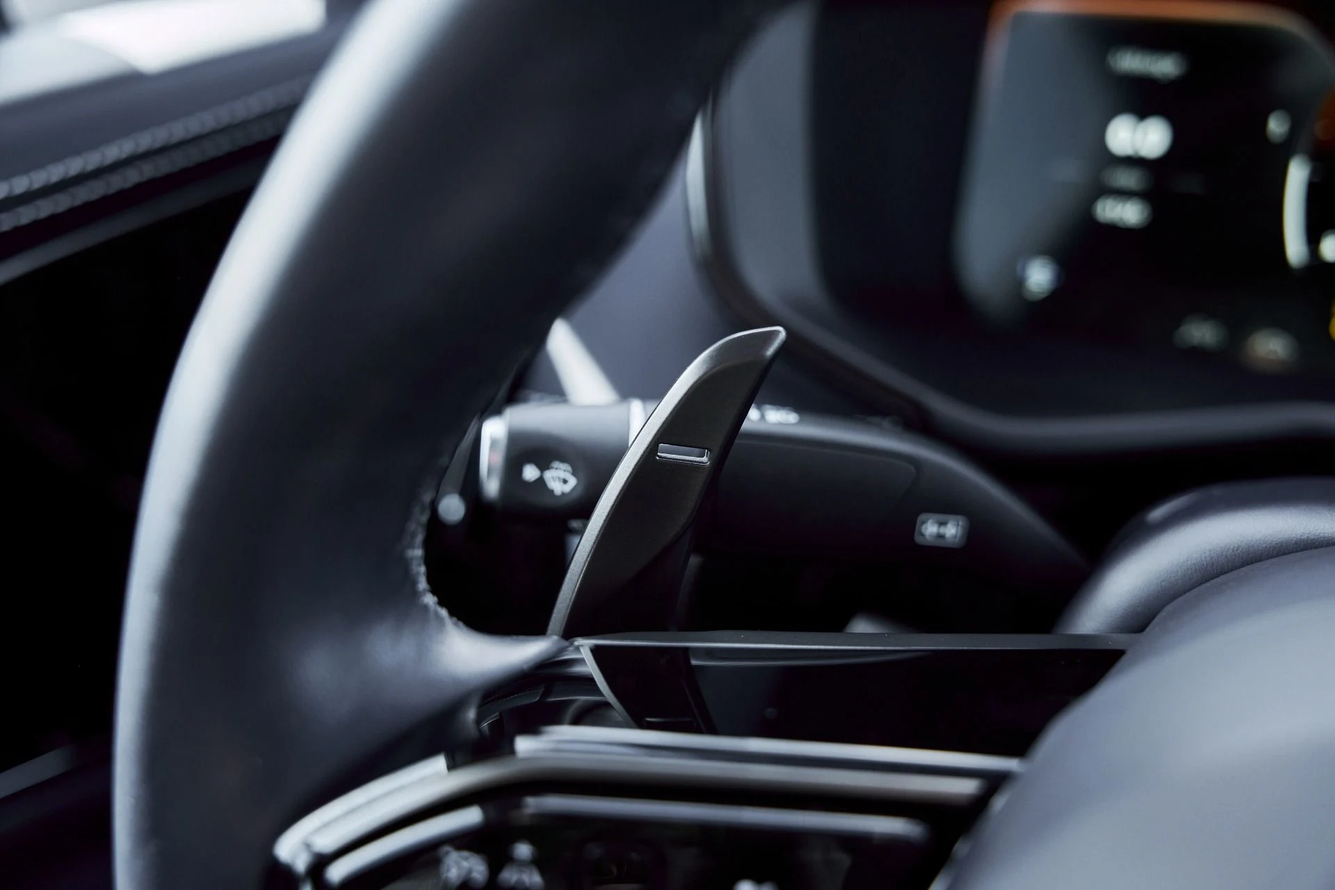 mph053_2375919919_Used_2025_Aston_Martin_DBX_707_1771642297_6544218aab