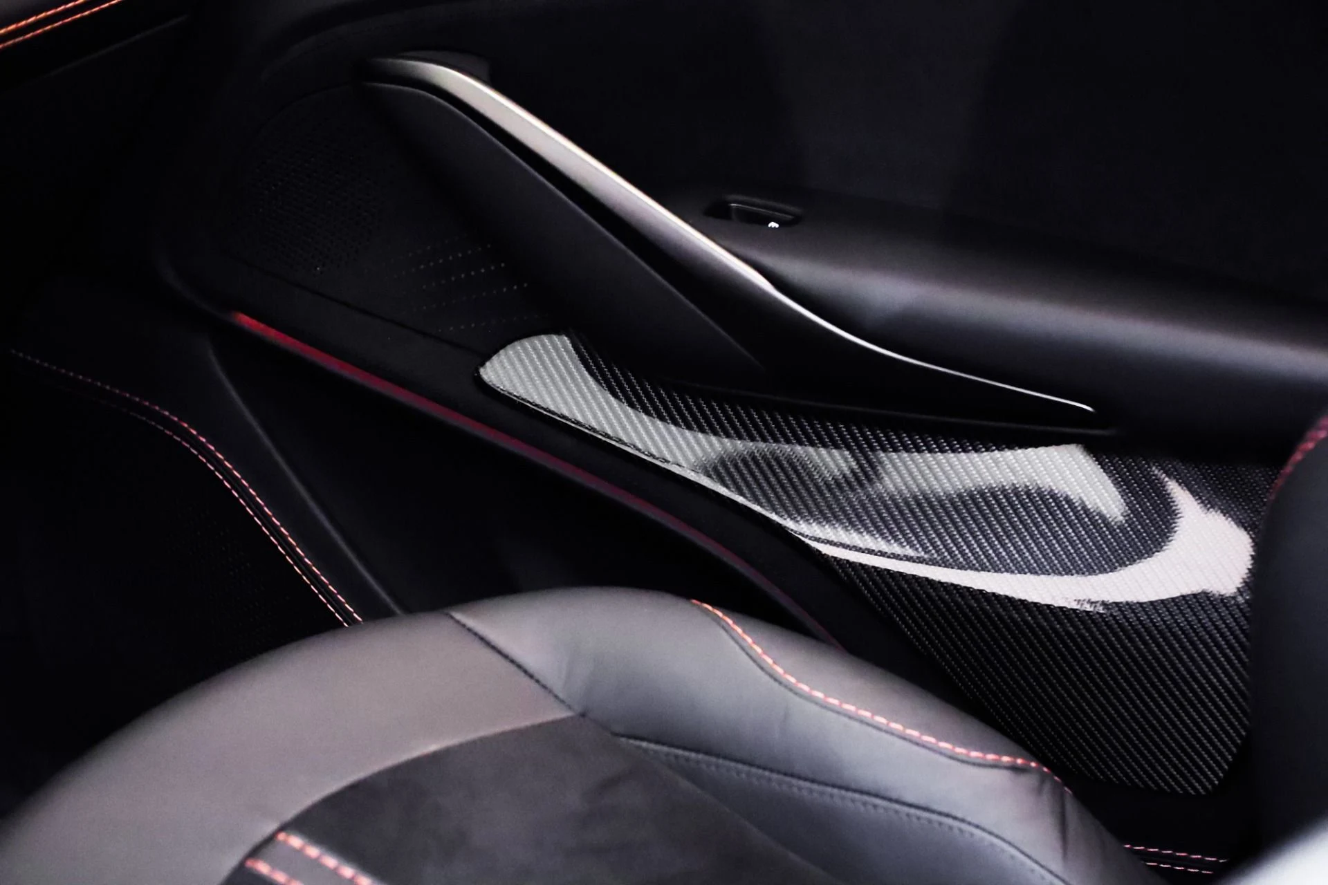 mph053_2386447107_Used_2023_Aston_Martin_DBX_707_1744811574_a9f9acdd5c
