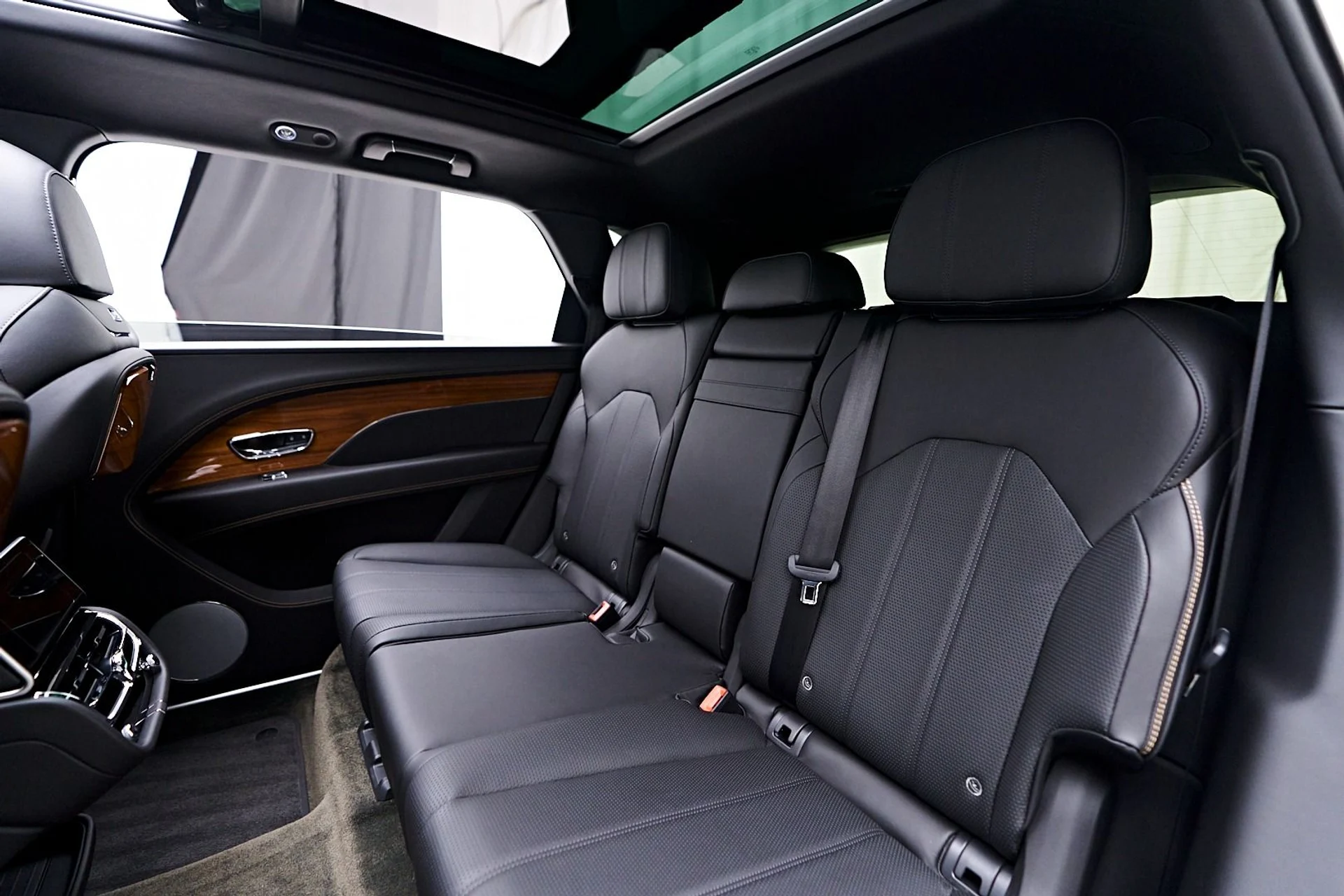 mph053_2395105660_Used_2023_Bentley_Bentayga_EWB_Azure_1745273088_e3f4d990e3
