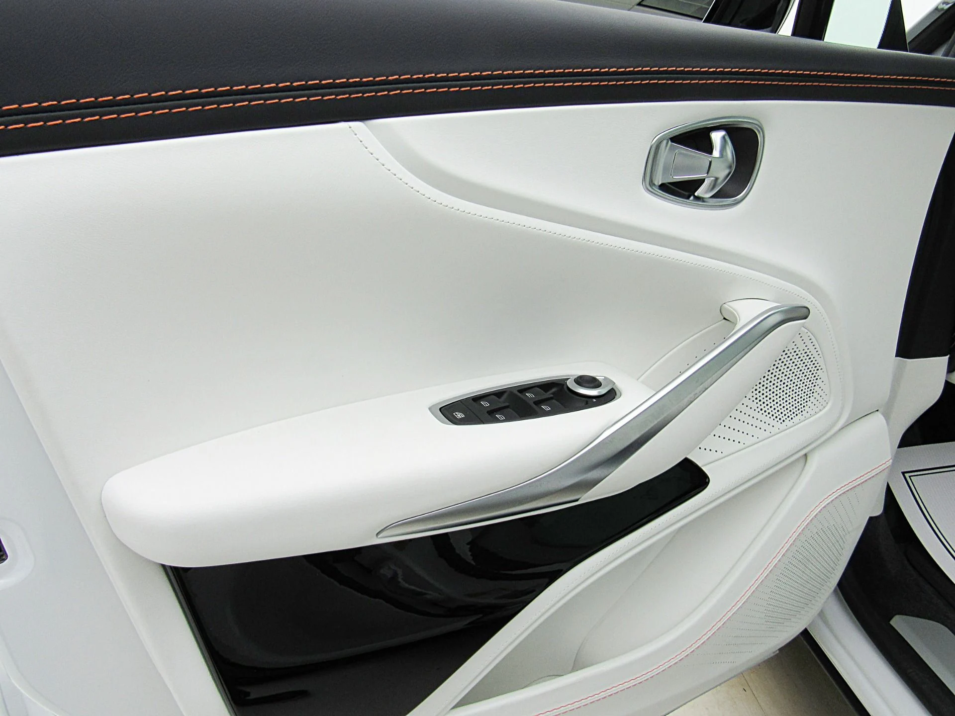 mph053_2407035336_Used_2023_Aston_Martin_DBX_707_9c0b0a98e5