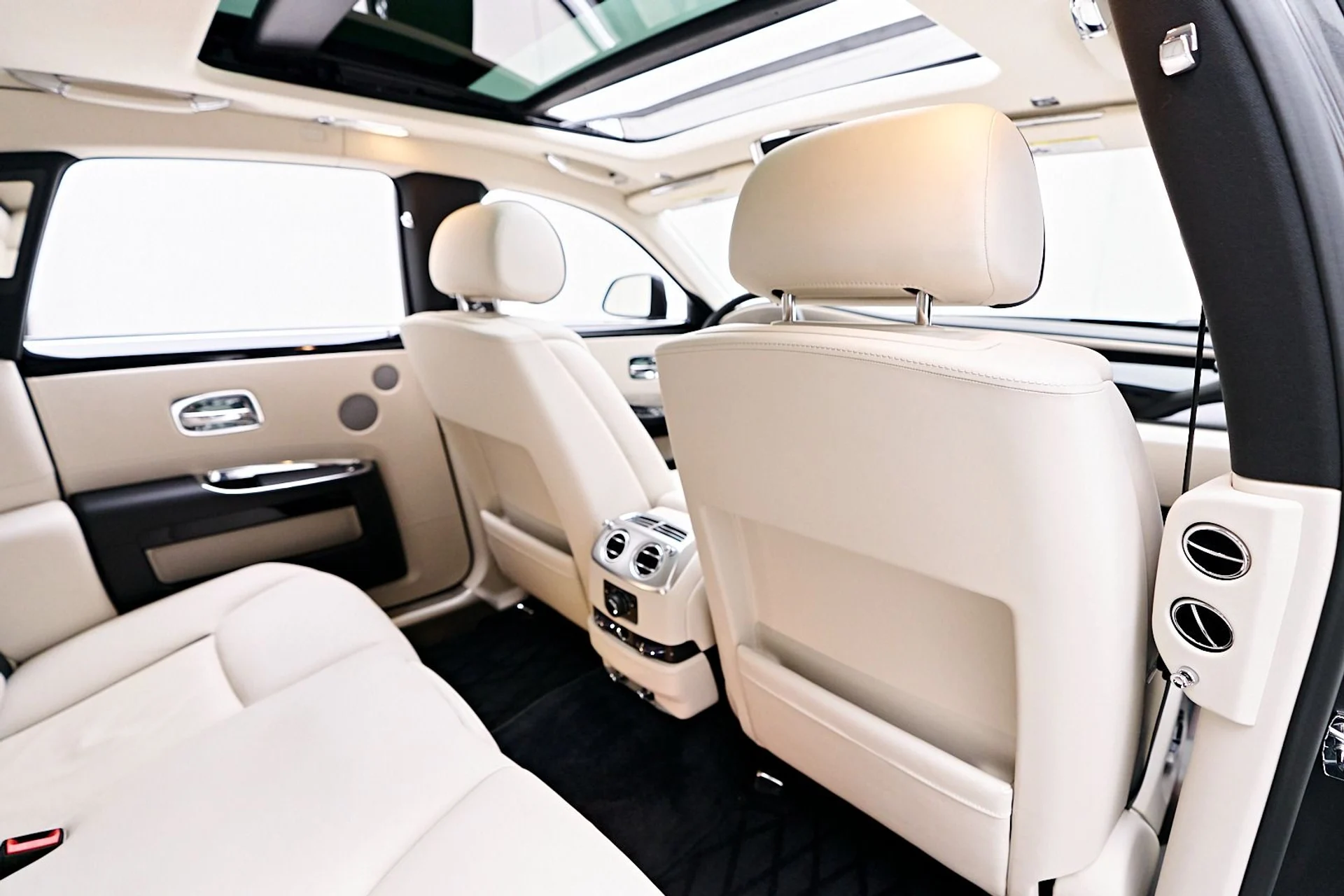 mph053_2441050033_Used_2017_Rolls_Royce_Ghost_Base_1743559500_52b45130f6