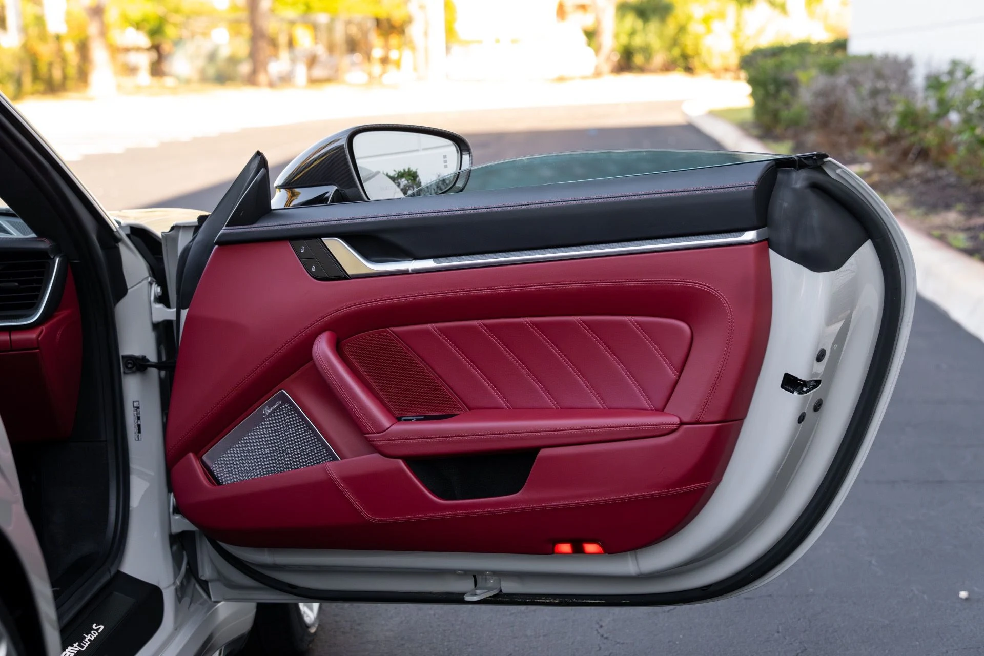 mph053_2456913783_Used_2022_Porsche_911_Turbo_S_1770440094_3fc870b7b5