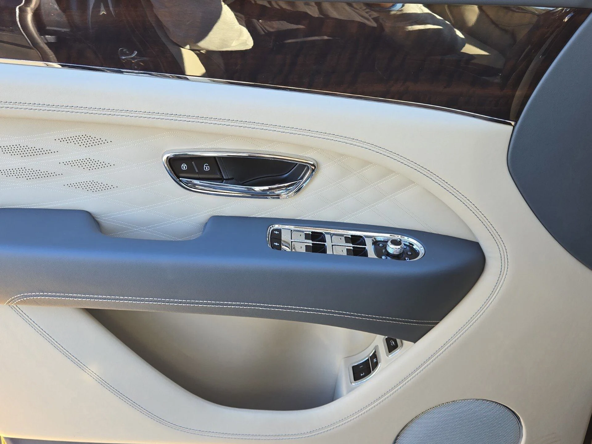 mph053_2576455021_b27189baa00c0cb654783fc40b59fb3fx_6b650f9ce3