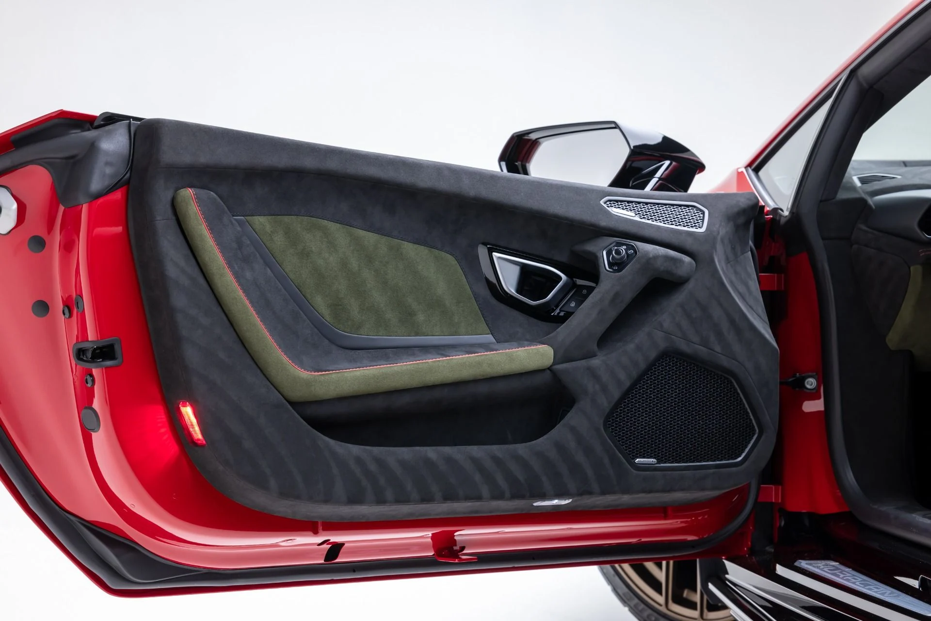 mph053_2612461581_Used_2024_Lamborghini_Huracan_Sterrato_1765391926_2440fb8d63