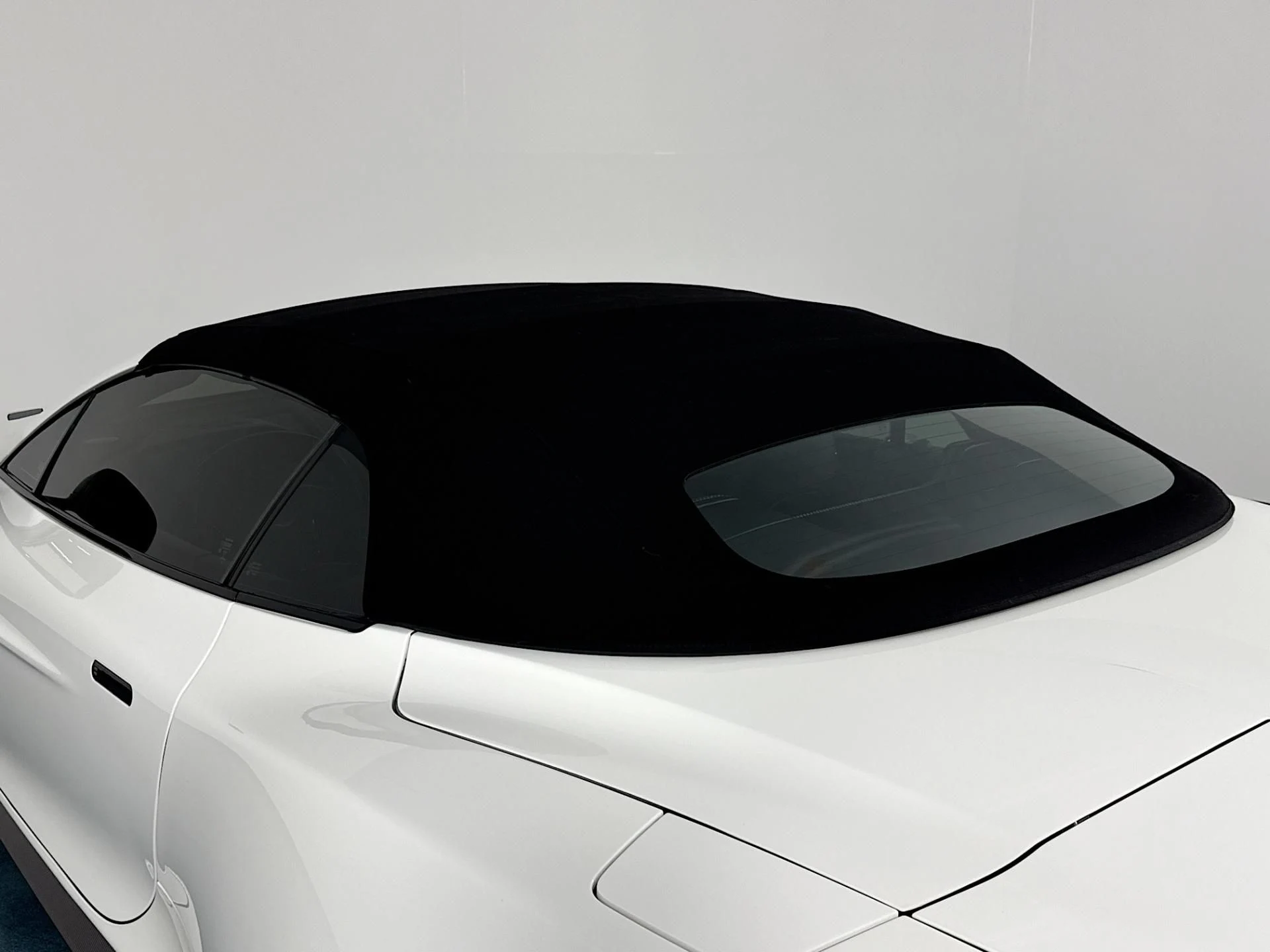 mph053_2708214063_Used_2015_Aston_Martin_Vanquish_Volante_1782334123_6bcafb9ee9