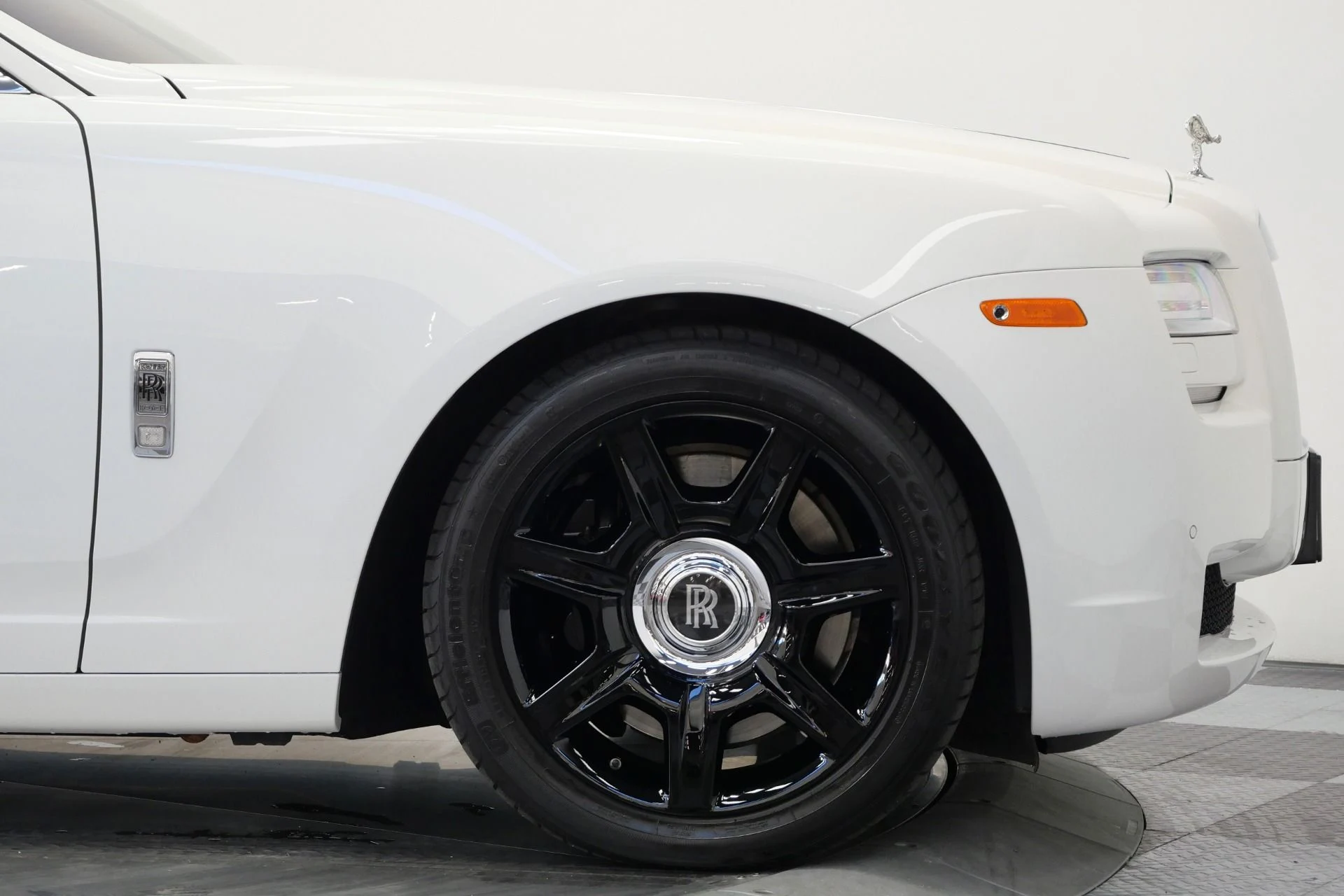 mph053_2722759829_Used_2013_Rolls_Royce_Ghost_Rear_Theatre_Configuration_Sunroof_Picnic_Tables_1765817779_652abda83f