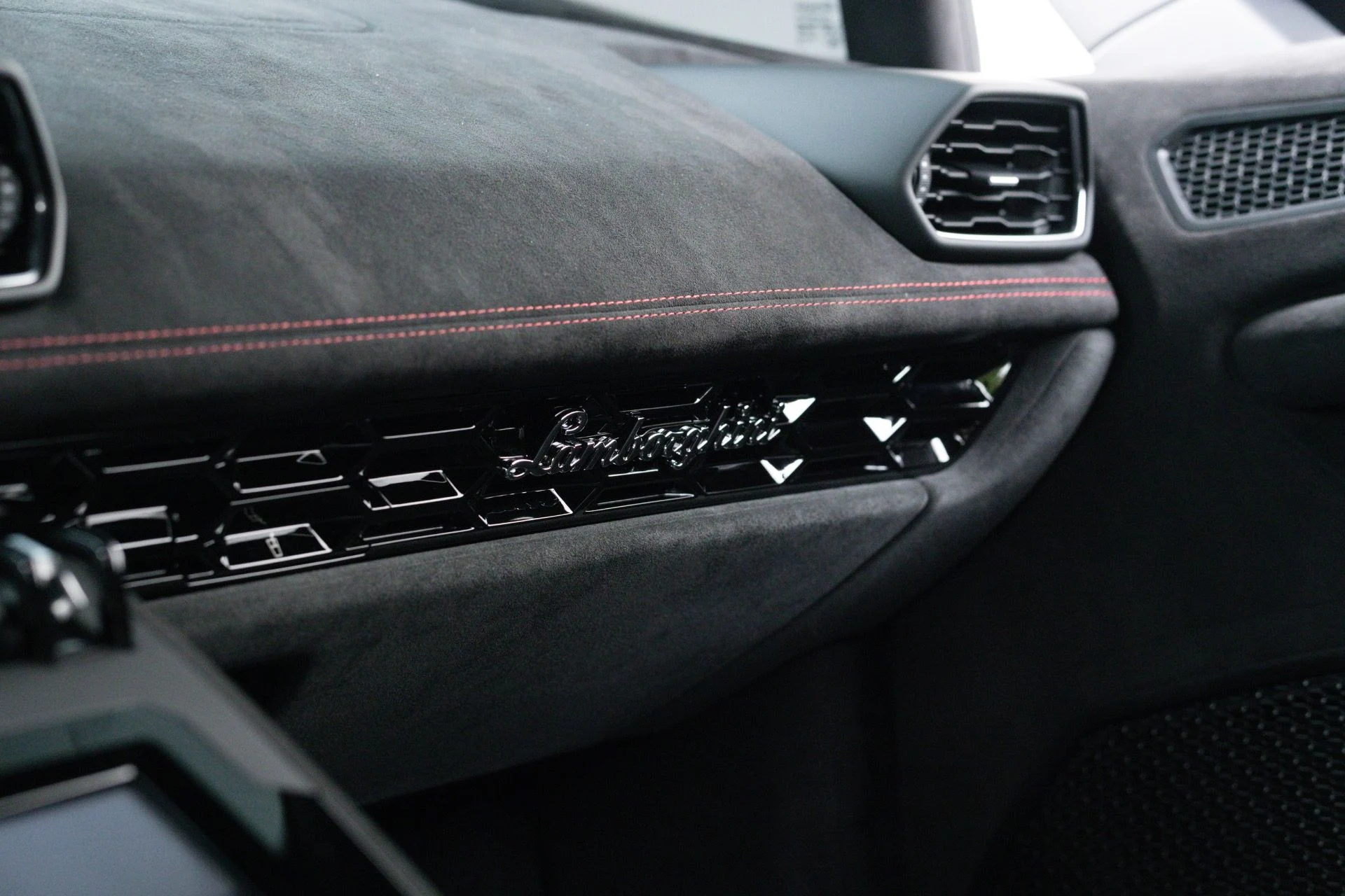 mph053_2731601224_Used_2024_Lamborghini_Huracan_Sterrato_1775279109_332610e88b