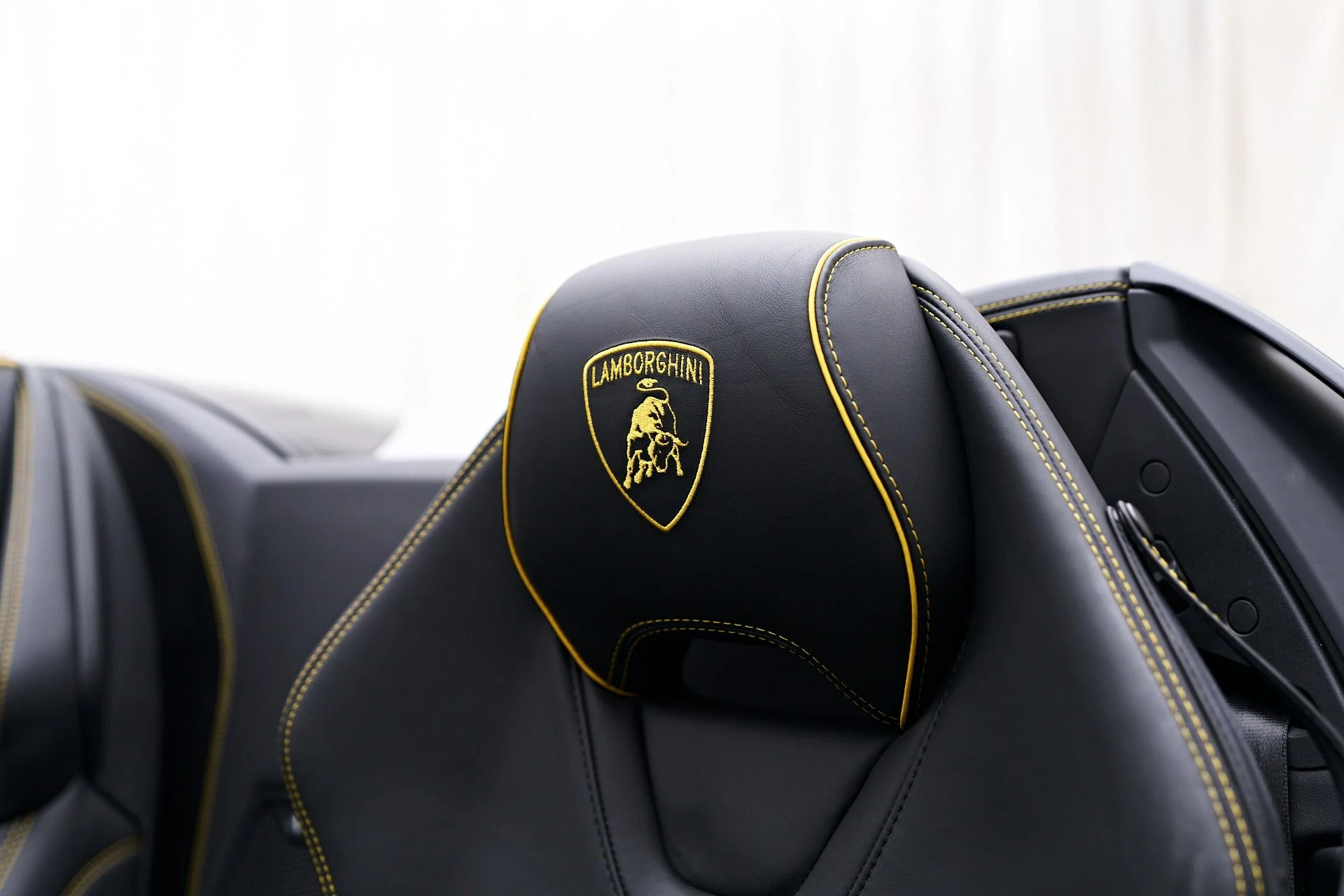 mph053_2812697386_Used_2021_Lamborghini_Huracan_EVO_Base_1754524536_8cf3b0fb83