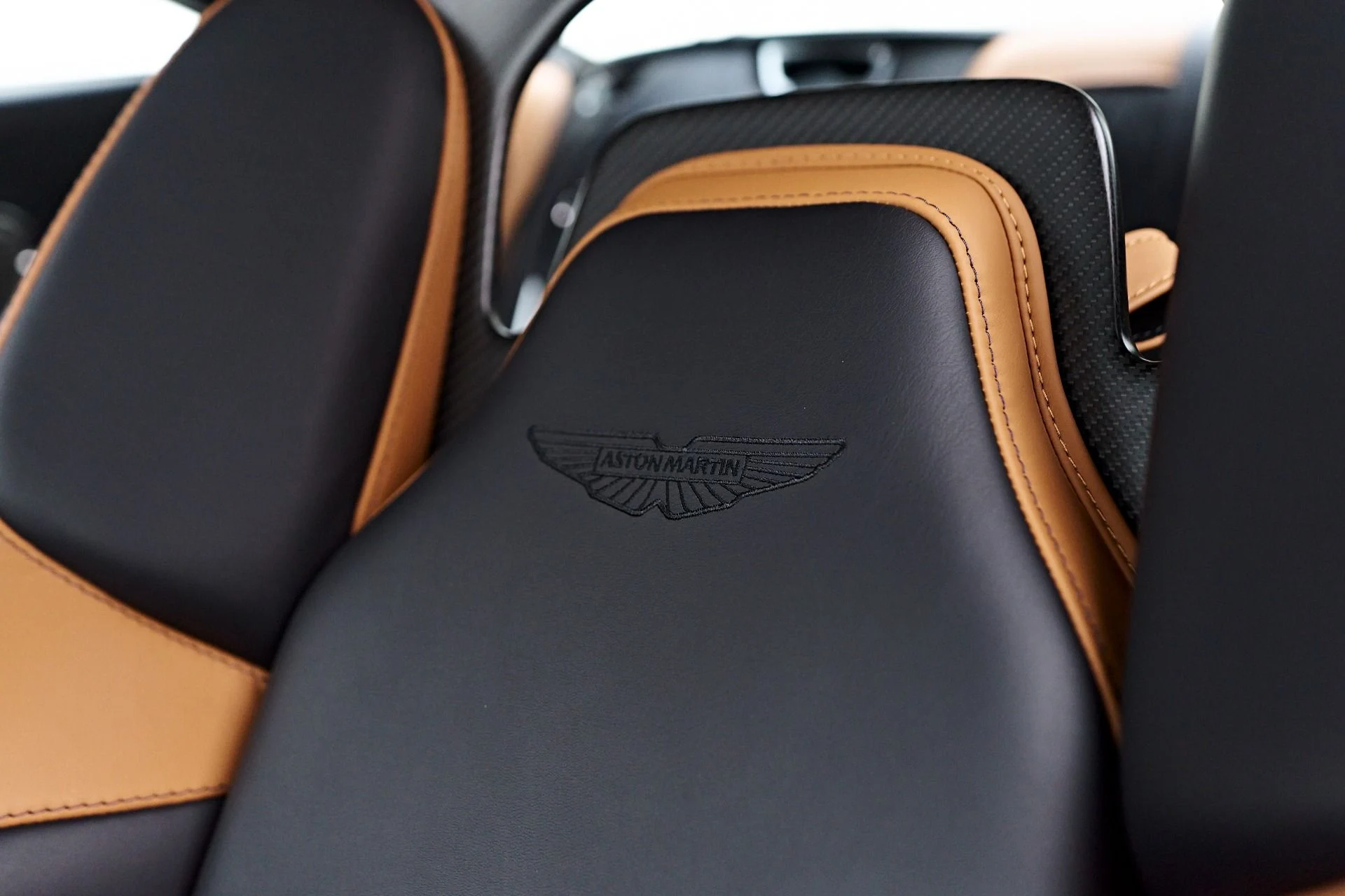 mph053_2919289381_Used_2024_Aston_Martin_DB_12_1756329442_8f78fd452c