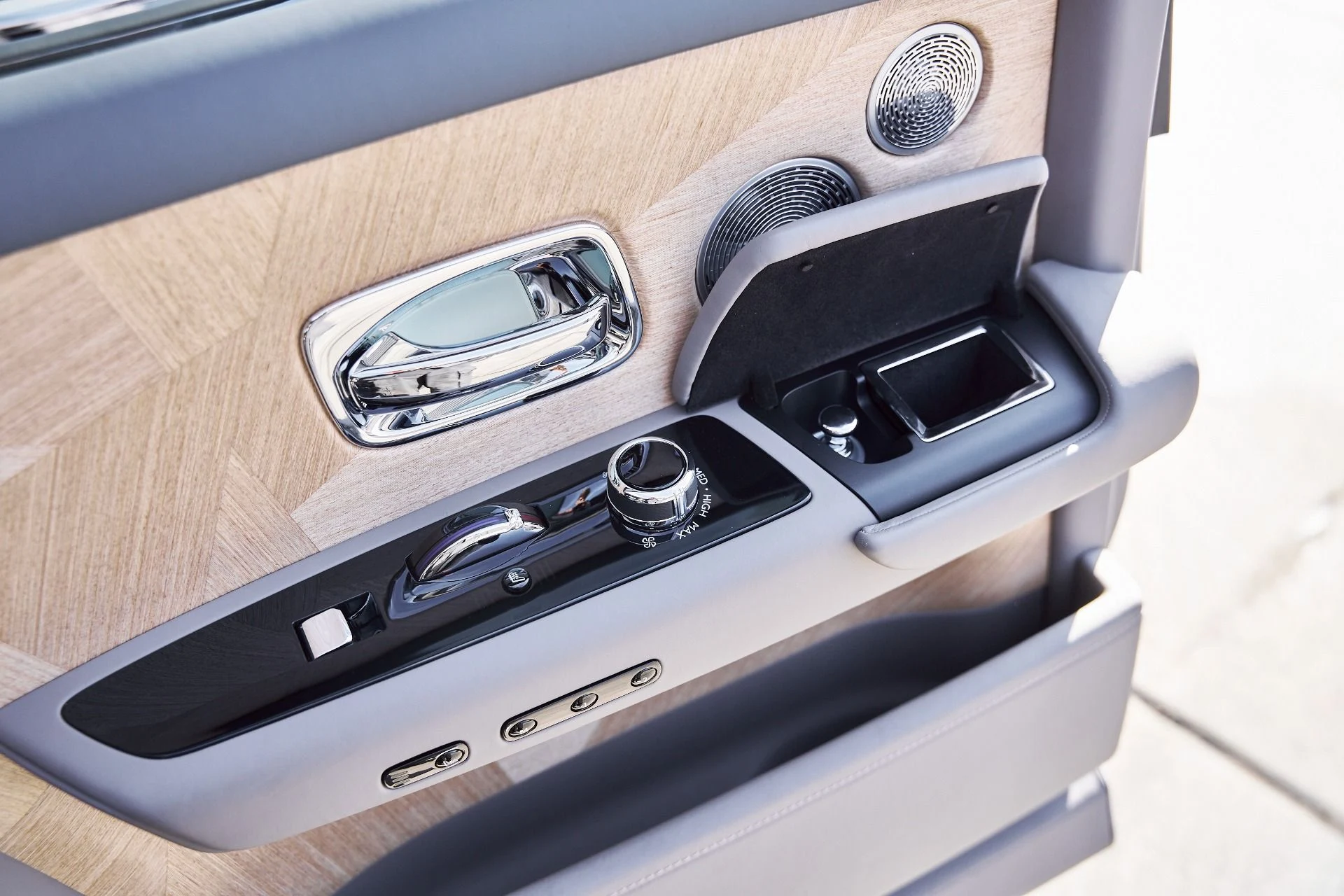 mph053_2922742167_Used_2025_Rolls_Royce_Phantom_Base_1769480969_d900af93b6