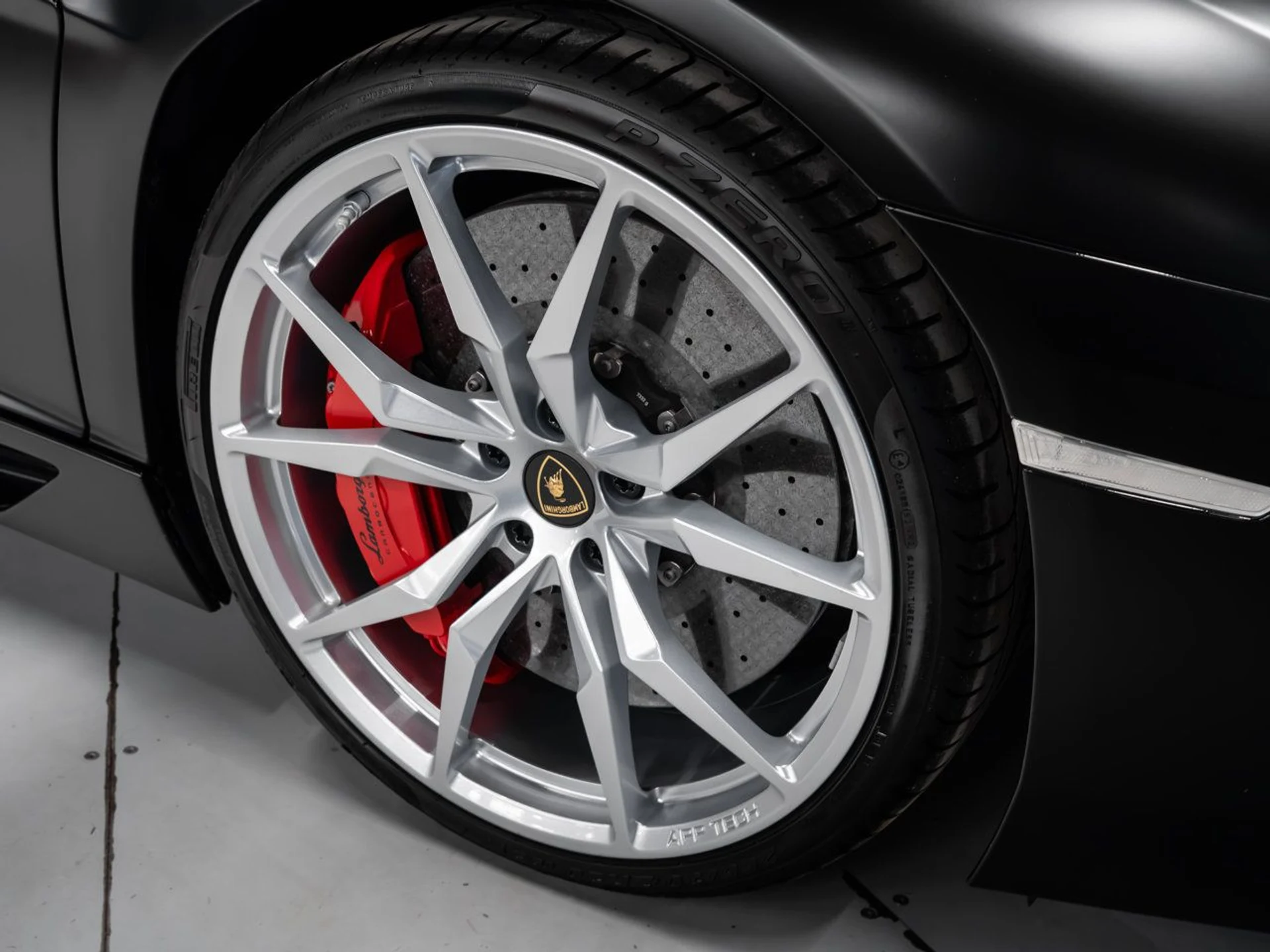 mph053_2934741013_lamborghini_aventador_2017_5fbb036ae6