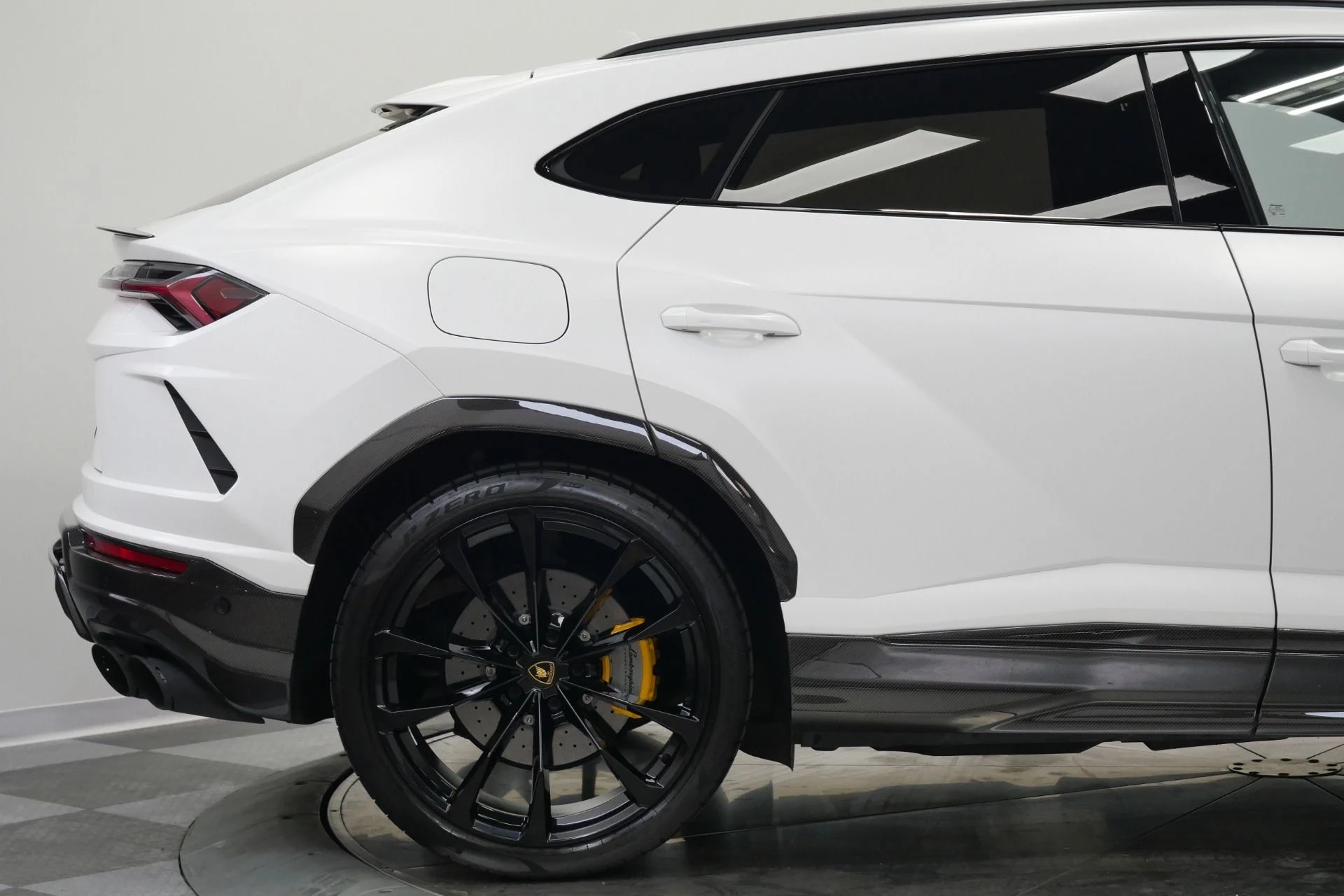 mph053_2962473351_Used_2021_Lamborghini_Urus_Carbon_Fiber_Packs_Inside_and_Out_23_Inch_Wheels_1775930480_2126feddde