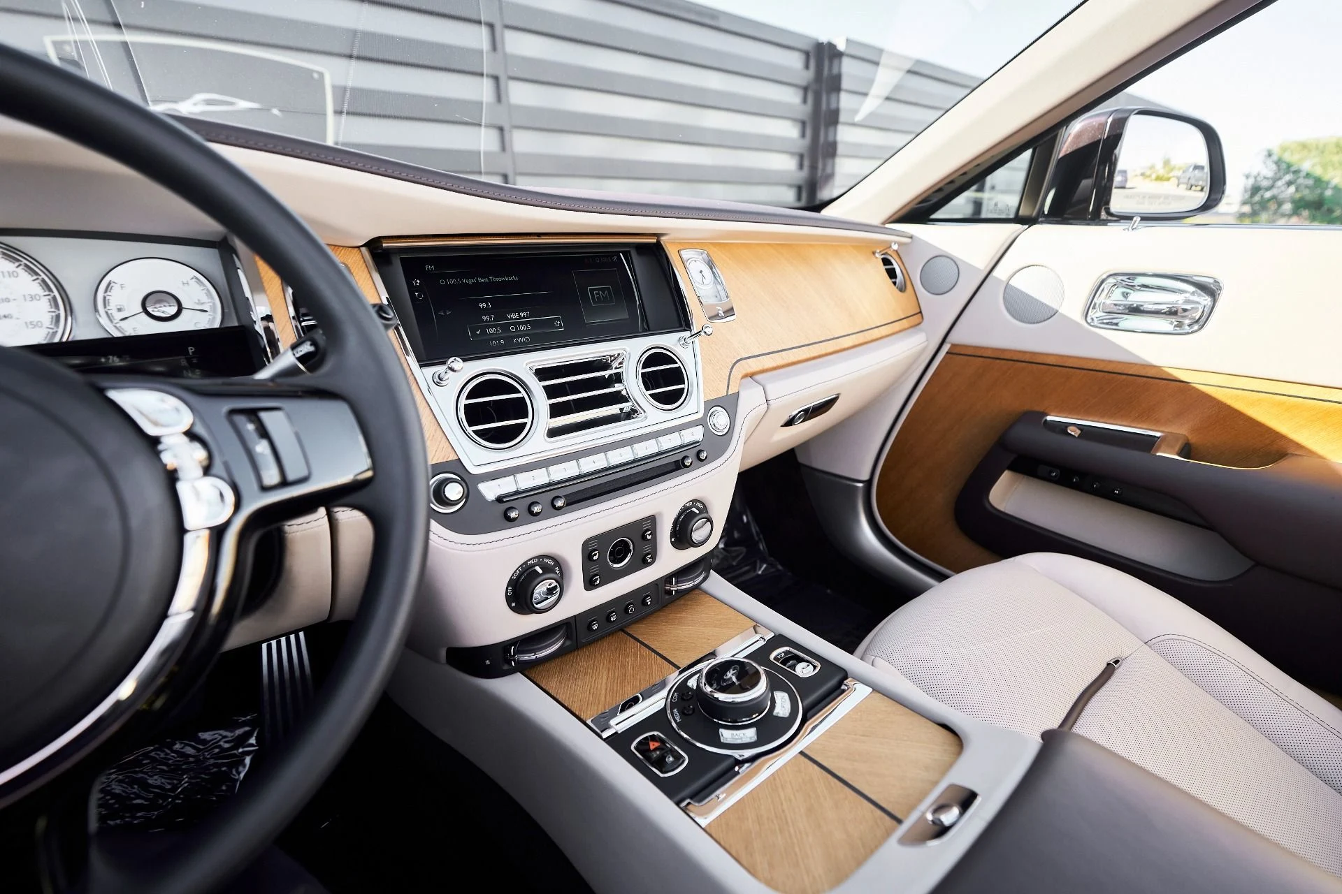 mph053_3042116311_Used_2020_Rolls_Royce_Dawn_Base_1762645857_f90cac90a6