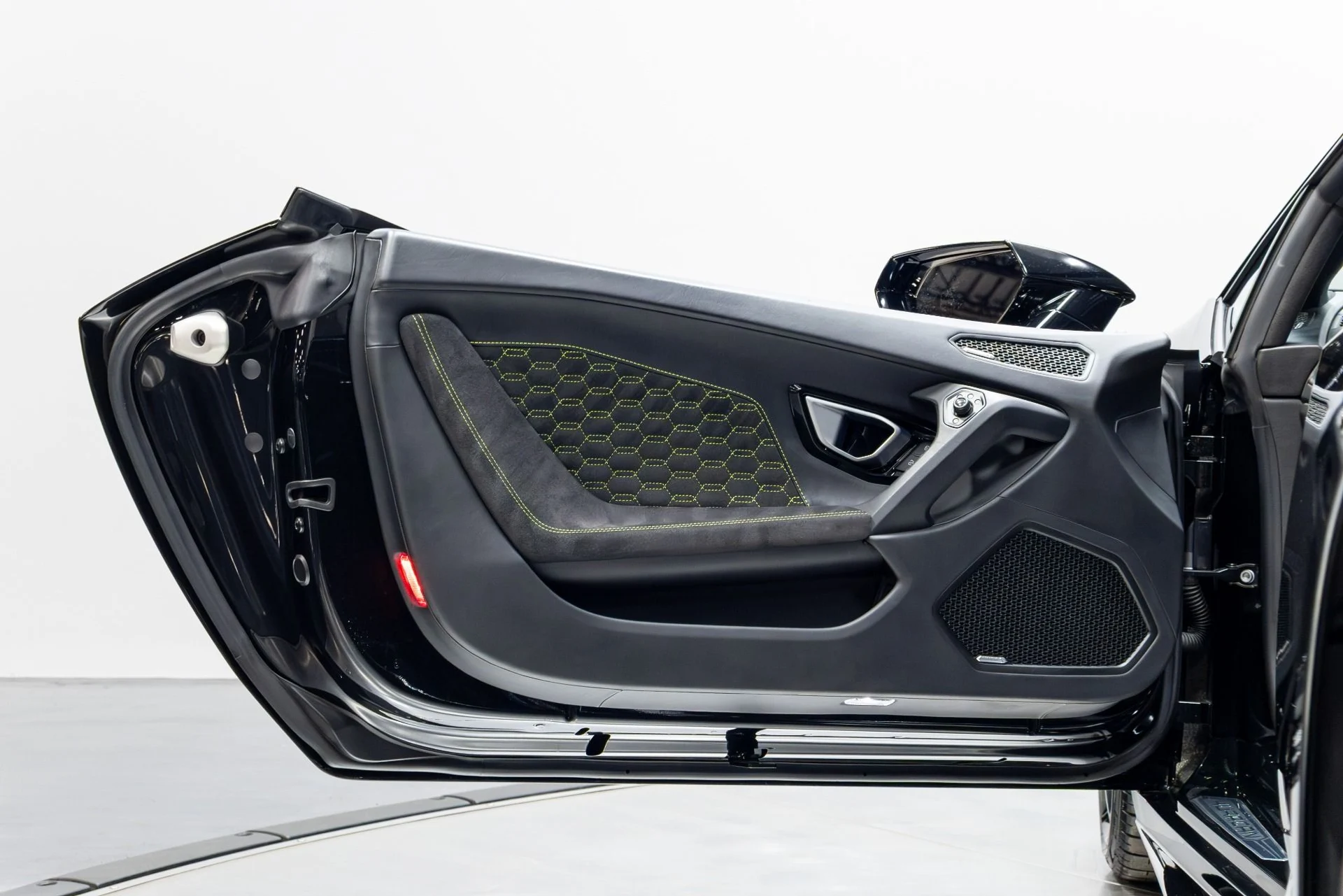 mph053_3090098592_Used_2017_Lamborghini_Huracan_1775865662_08be9e4349