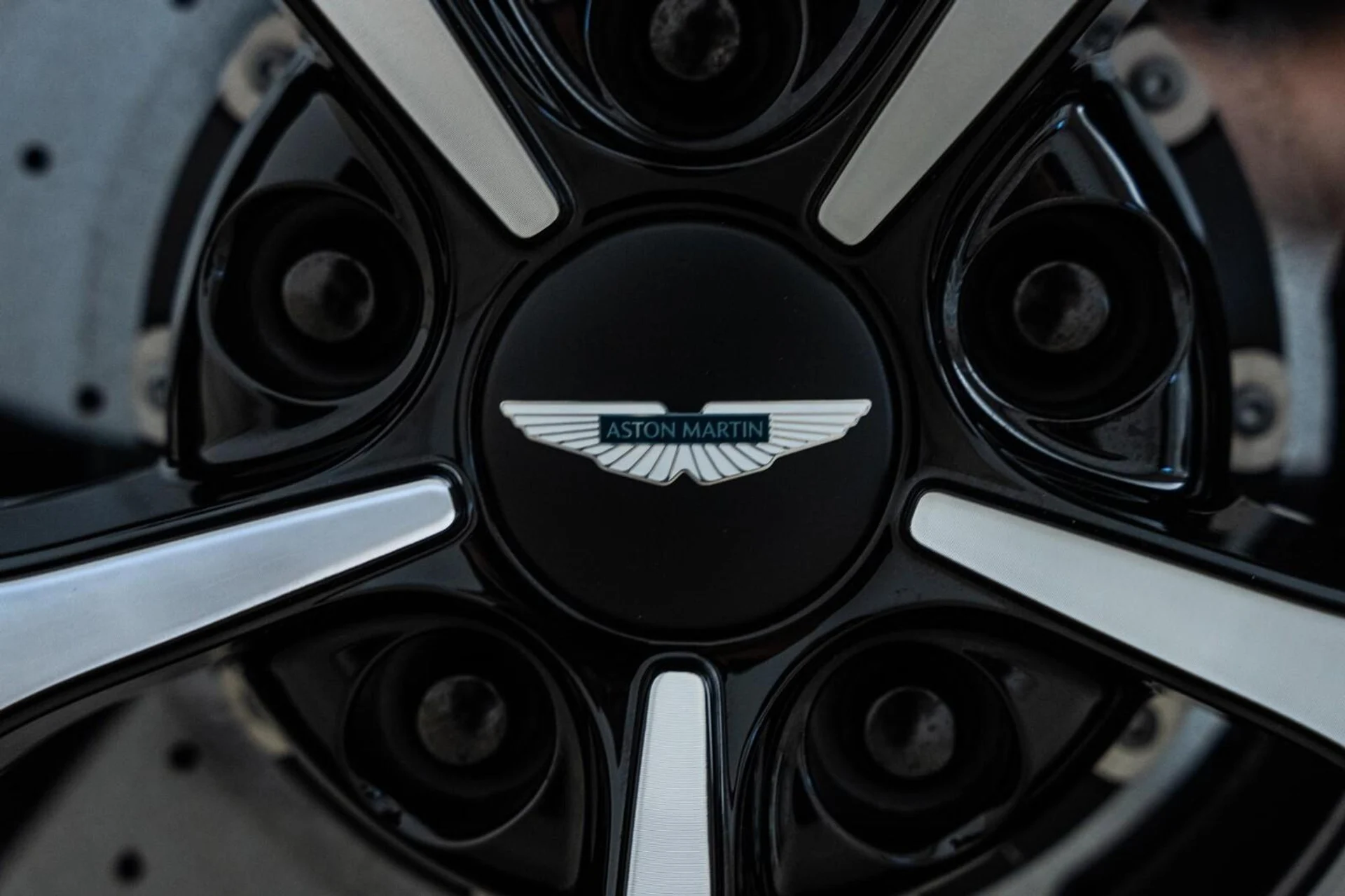 mph053_3096713376_New_2025_Aston_Martin_DBX_707_AWD_1744624340_48448532dd