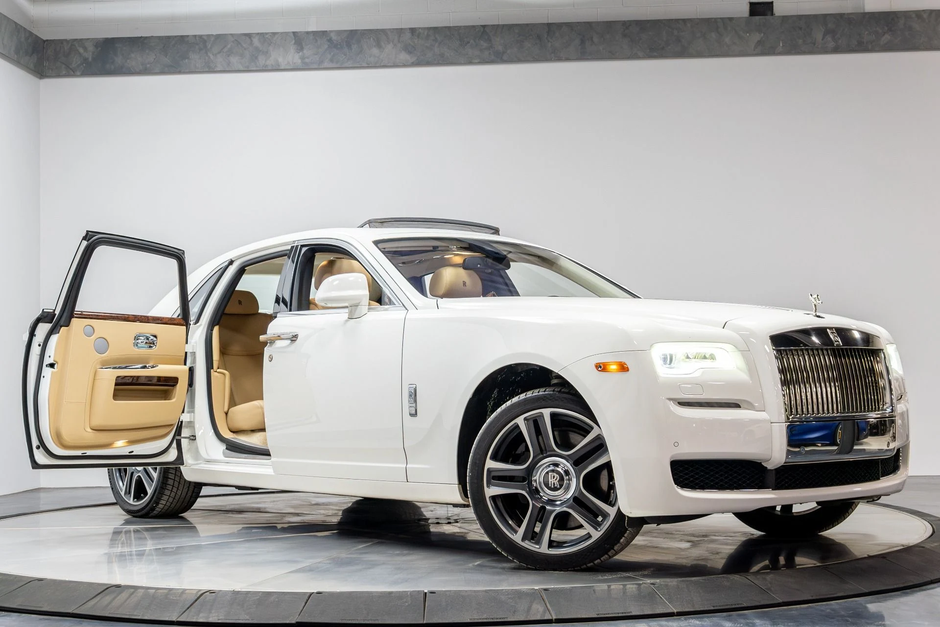 mph053_3163368696_Used_2017_Rolls_Royce_Ghost_1774888920_fa1e6f1c99