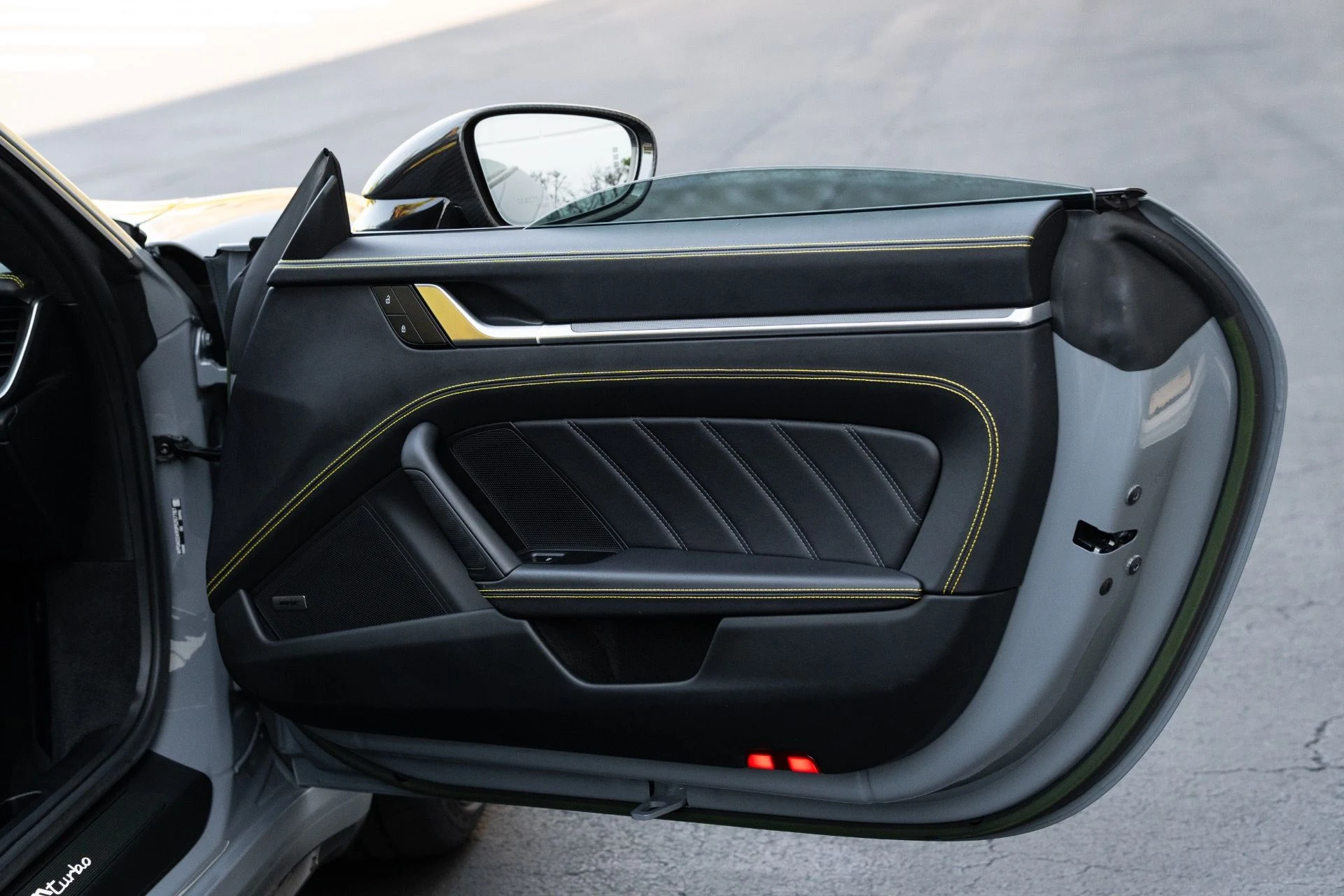 mph053_3195499592_Used_2023_Porsche_911_Turbo_1772073692_b64b46e1ad