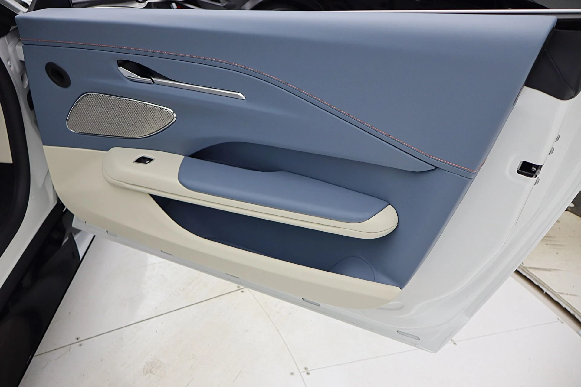 mph053_3225721964_New_2026_Aston_Martin_Vantage_Roadster_8aeace4601